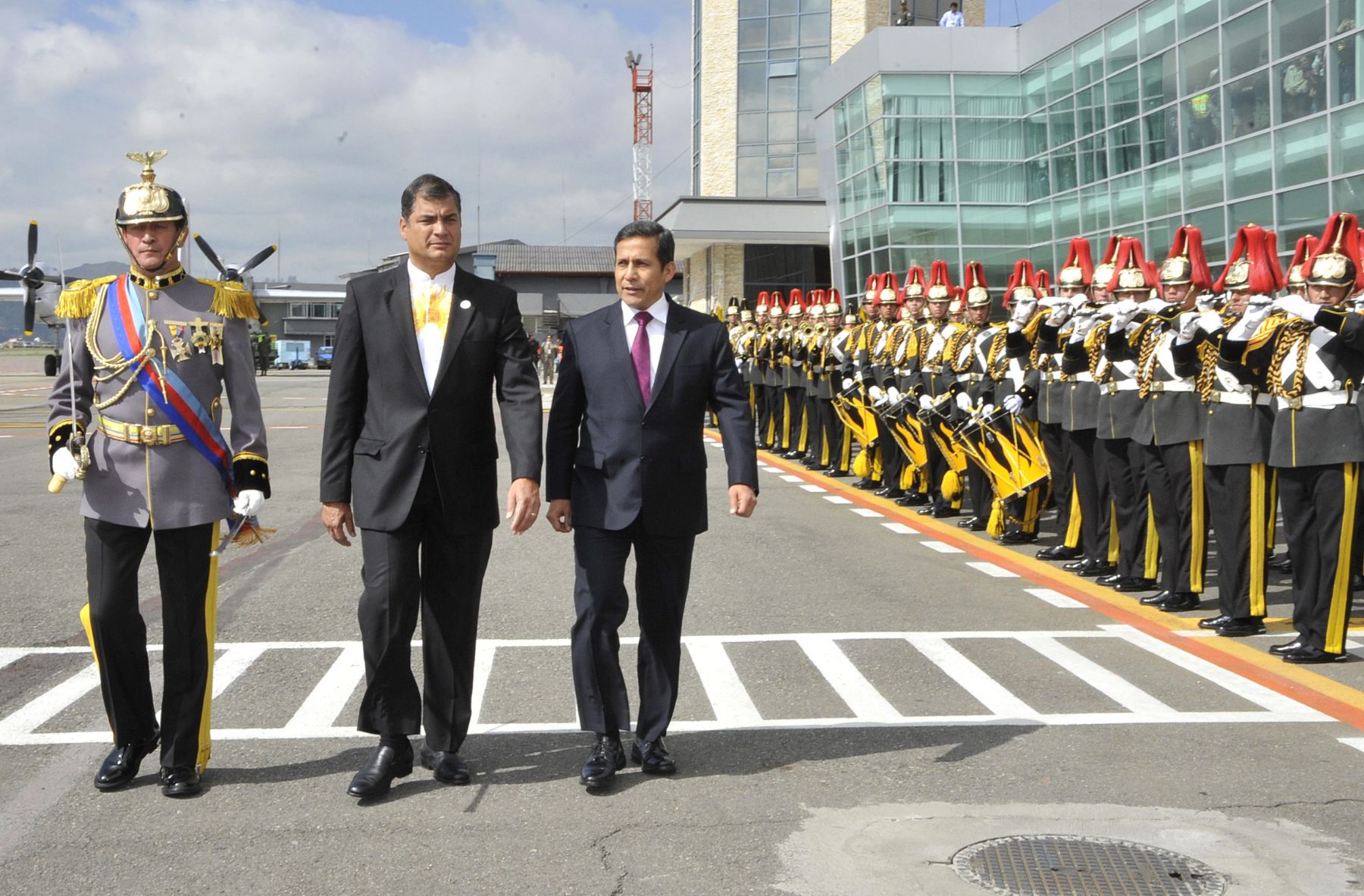 CUENCA,ECUADOR-NOVIEMBRE 23 .  Presidente de la República, Ollanta Humala Tasso y su comitiva Oficial, es recibido por su  homólogo  Rafael Correa  en el aeropuerto Internacional de Cuenca, para el encuentro Presidencial y VI reunión del Gabinete de Ministros Binacional Perú-Ecuador. Foto: ANDINA/Prensa Presidencia