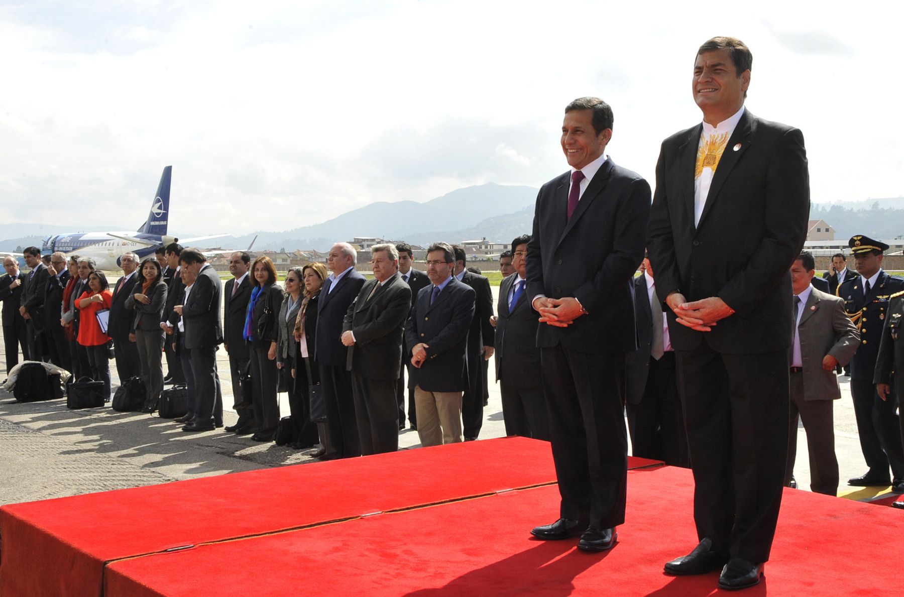 CUENCA,ECUADOR-NOVIEMBRE 23 .  Presidente de la República, Ollanta Humala Tasso y su comitiva Oficial, es recibido por su  homólogo  Rafael Correa  en el aeropuerto Internacional de Cuenca, para el encuentro Presidencial y VI reunión del Gabinete de Ministros Binacional Perú-Ecuador. Foto: ANDINA/Prensa Presidencia