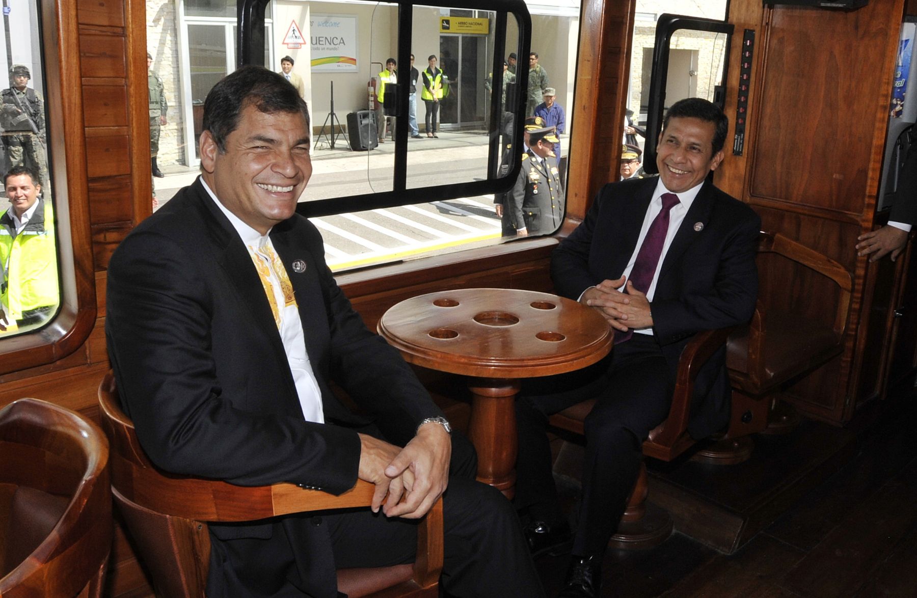 CUENCA,ECUADOR-NOVIEMBRE 23 .  Presidente de la República, Ollanta Humala Tasso y su comitiva Oficial, es recibido por su  homólogo  Rafael Correa  en el aeropuerto Internacional de Cuenca, para el encuentro Presidencial y VI reunión del Gabinete de Ministros Binacional Perú-Ecuador. Foto: ANDINA/Prensa Presidencia