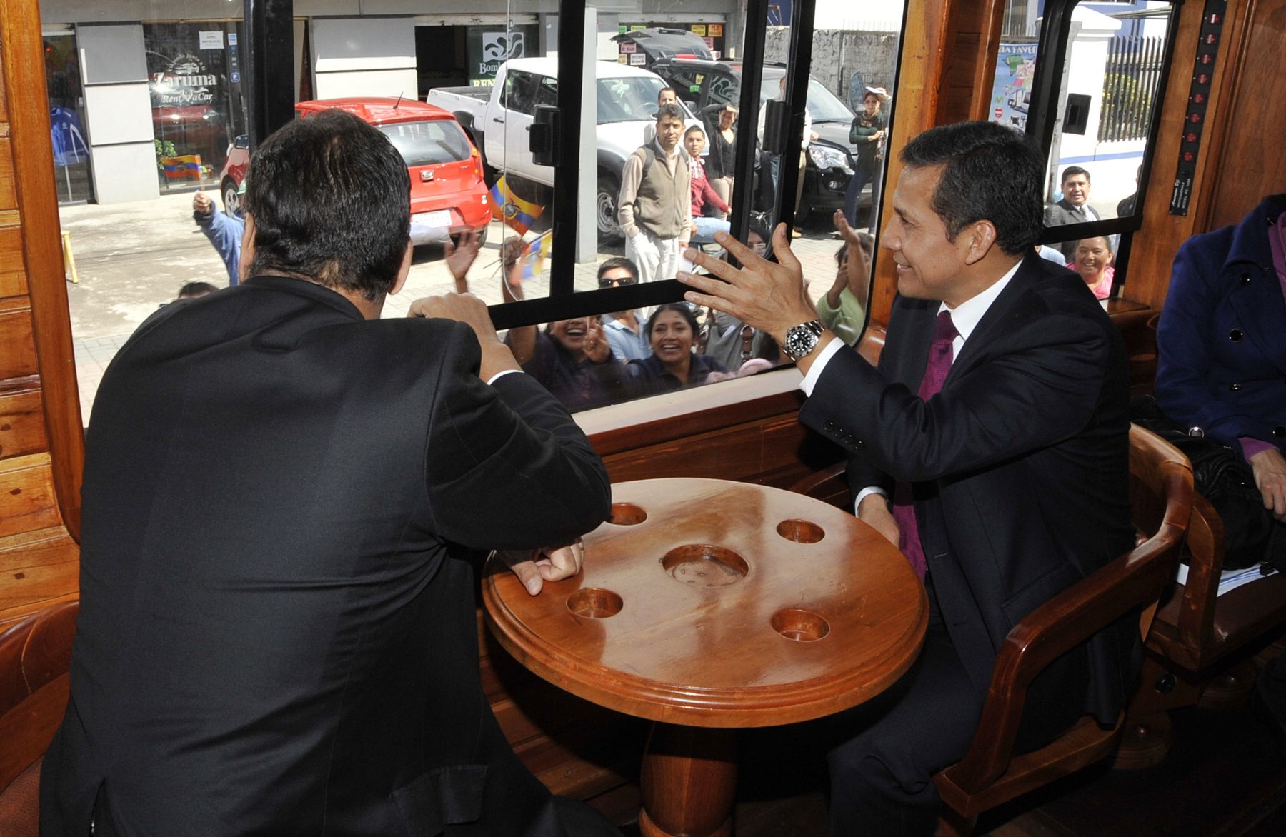CUENCA,ECUADOR-NOVIEMBRE 23 .  Presidente de la República, Ollanta Humala Tasso y su comitiva Oficial, es recibido por su  homólogo  Rafael Correa  en el aeropuerto Internacional de Cuenca, para el encuentro Presidencial y VI reunión del Gabinete de Ministros Binacional Perú-Ecuador. Foto: ANDINA/Prensa Presidencia