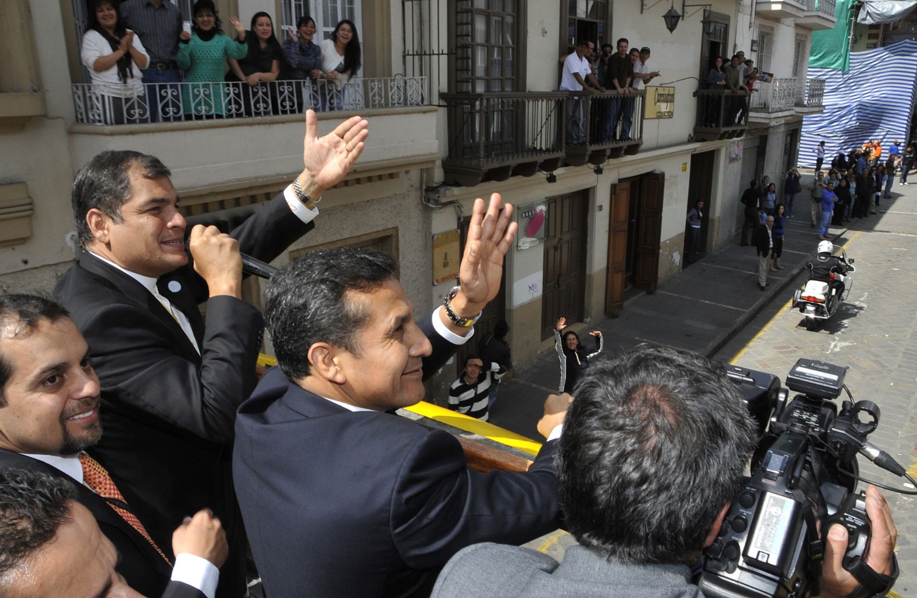 CUENCA,ECUADOR-NOVIEMBRE 23 .  Presidente de la República, Ollanta Humala Tasso y su comitiva Oficial, es recibido por su  homólogo  Rafael Correa  en el aeropuerto Internacional de Cuenca, para el encuentro Presidencial y VI reunión del Gabinete de Ministros Binacional Perú-Ecuador. Foto: ANDINA/Prensa Presidencia