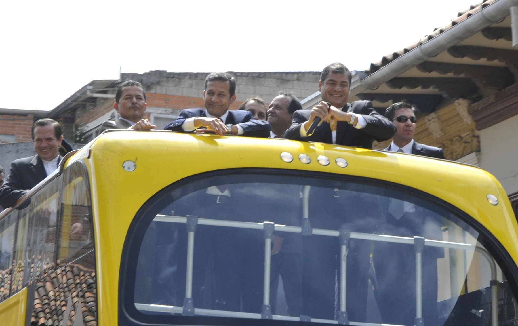 CUENCA,ECUADOR-NOVIEMBRE 23 .  Presidente de la República, Ollanta Humala Tasso y su comitiva Oficial, es recibido por su  homólogo  Rafael Correa  en el aeropuerto Internacional de Cuenca, para el encuentro Presidencial y VI reunión del Gabinete de Ministros Binacional Perú-Ecuador. Foto: ANDINA/Prensa Presidencia