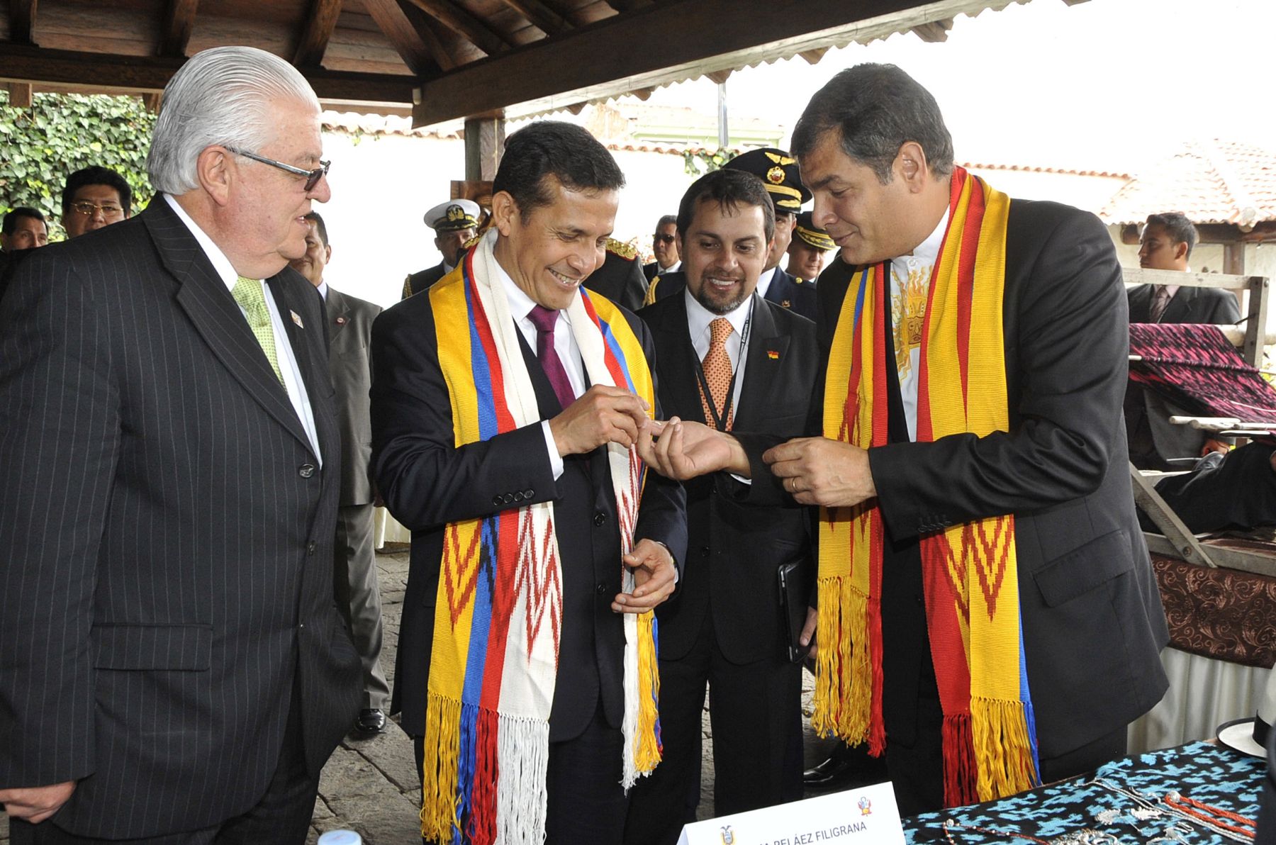 CUENCA,ECUADOR-NOVIEMBRE 23 .  Presidente de la República, Ollanta Humala Tasso y su comitiva Oficial, es recibido por su  homólogo  Rafael Correa  en el aeropuerto Internacional de Cuenca, para el encuentro Presidencial y VI reunión del Gabinete de Ministros Binacional Perú-Ecuador. Foto: ANDINA/Prensa Presidencia