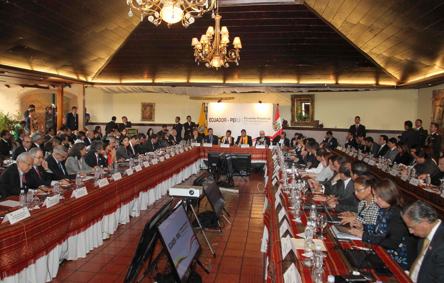 CUENCA,ECUADOR-NOVIEMBRE 23 .  Presidente de la República, Ollanta Humala Tasso y  su  homólogo  Rafael Correa de Ecuador, presiden  el  VI Encuentro Presidencial y VI reunión del Gabinete de Ministros Binacional Perú-Ecuador. Foto: ANDINA/Prensa Presidencia