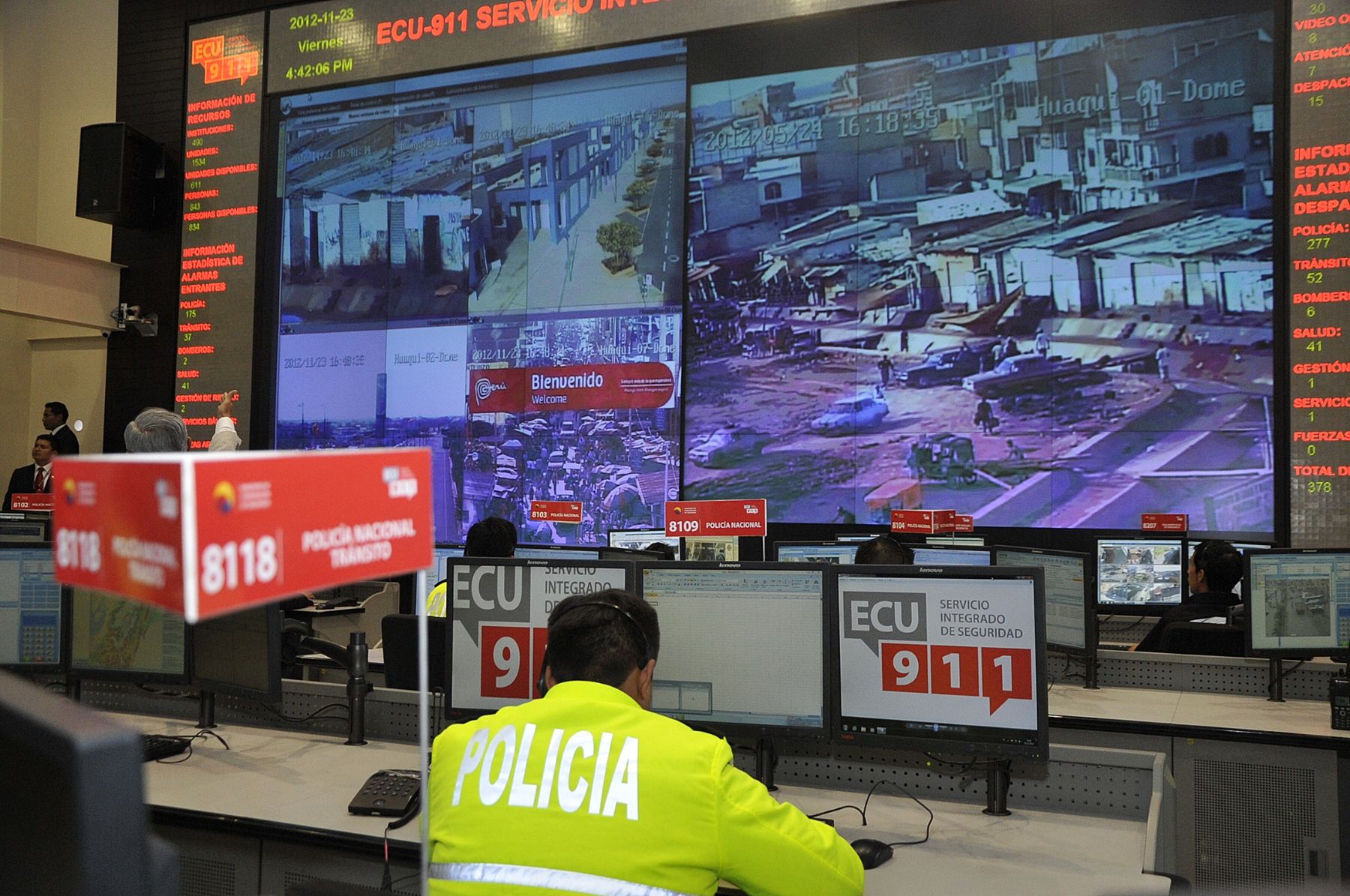 CUENCA, ECUADOR-NOVIEMBRE 23. Presidente de la República, Ollanta Humala Tasso, y su homólogo de Ecuador, Rafael Correa;  inspeccionan el  Proyecto del Servicio Integrado de Seguridad ECU-911; en el marco del Encuentro Presidencial y VI reunión del Gabinete Binacional Perú-Ecuador. Foto: ANDINA/Prensa Presidencia