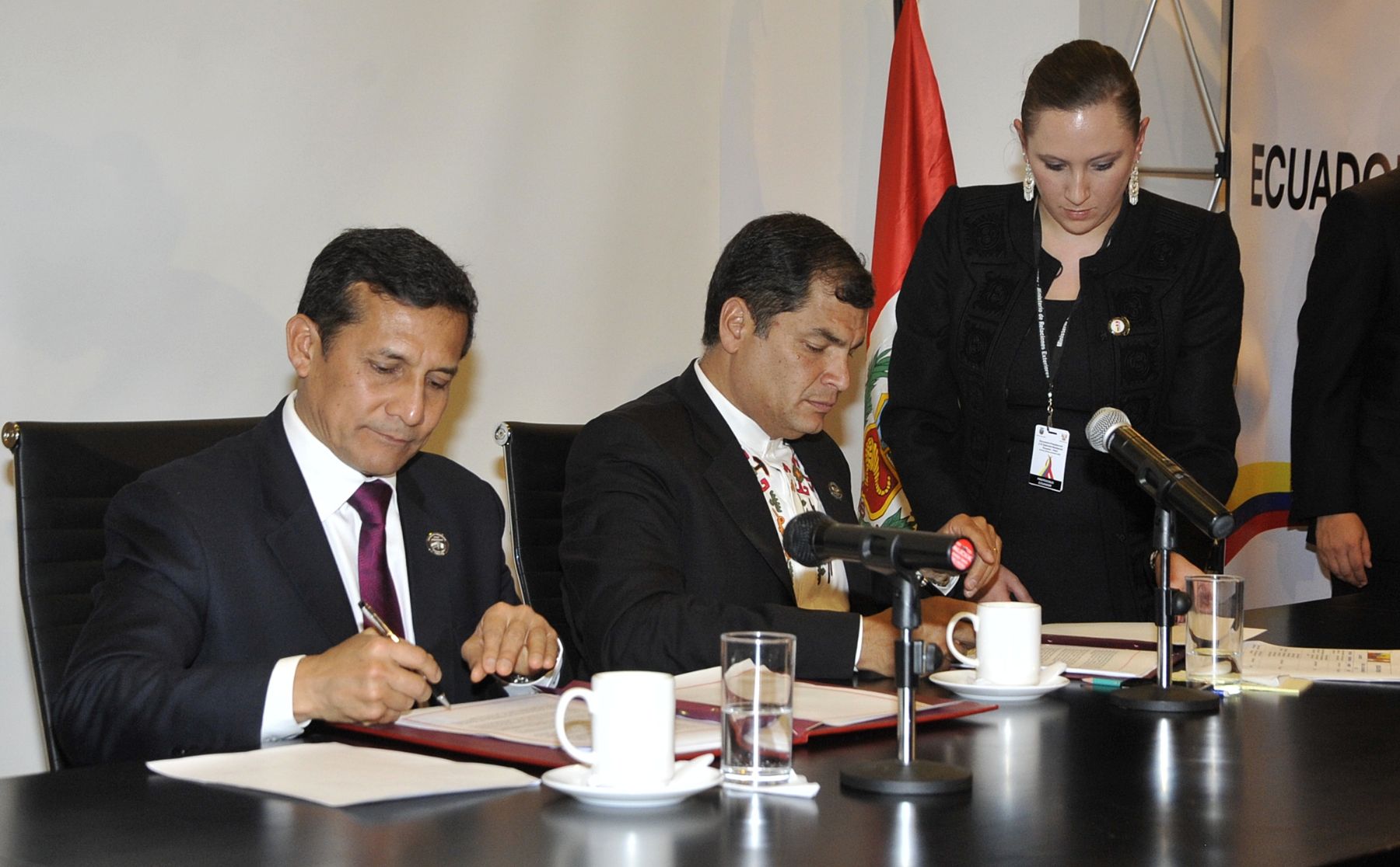CUENCA,ECUADOR.NOVIEMBRE 23. Presidentes de la Republica  Ollanta Humala y su homólogo de Ecuador  Rafael Correa suscriben declaración de Cuenca al finalizar VI Reunión del Gabinete Binacional.Foto : Prensa Presidencia