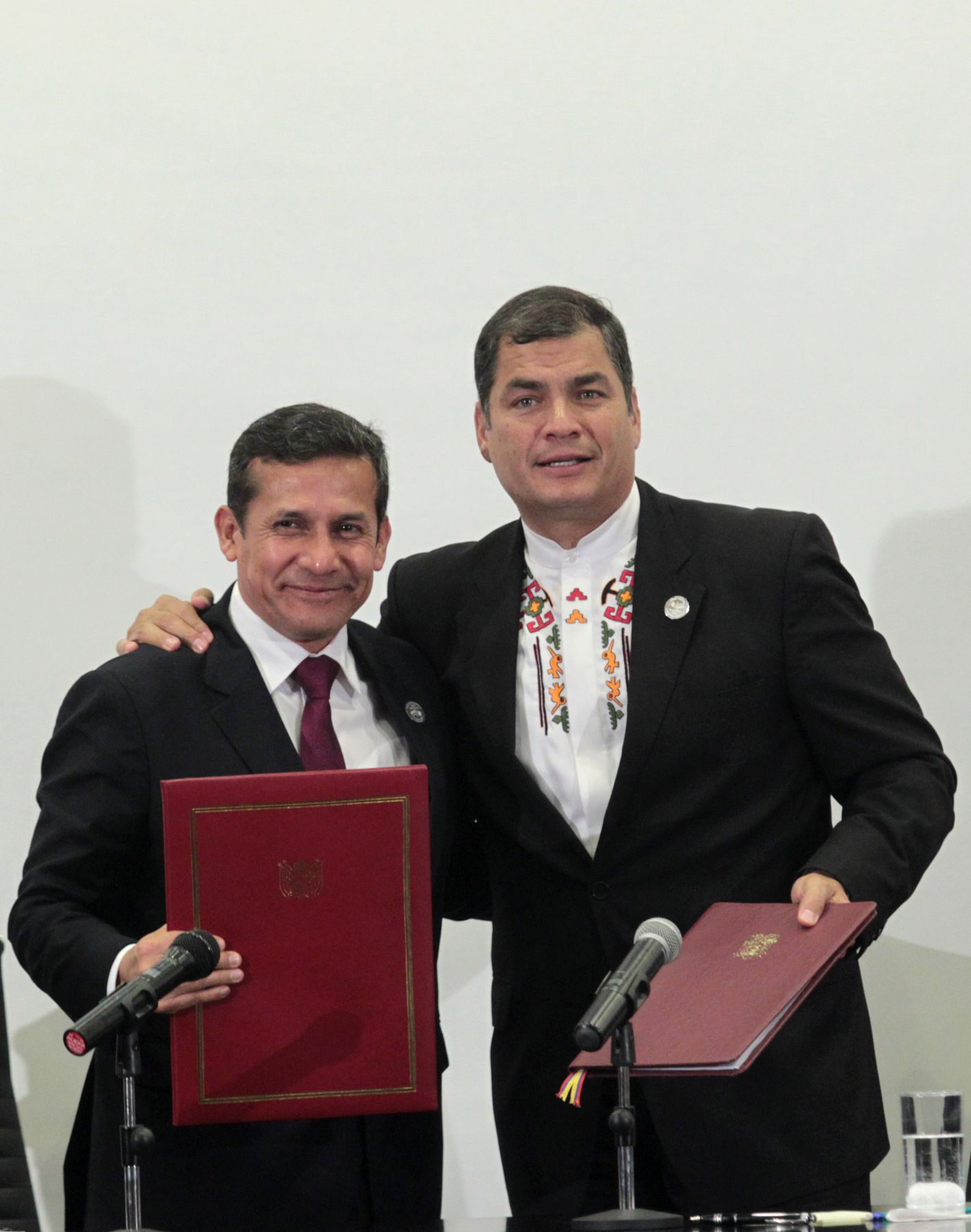 CUENCA,ECUADOR.NOVIEMBRE 23. Presidentes de la Republica  Ollanta Humala y su homólogo de Ecuador  Rafael Correa suscriben declaración de Cuenca al finalizar VI Reunión del Gabinete Binacional.Foto : Prensa Presidencia