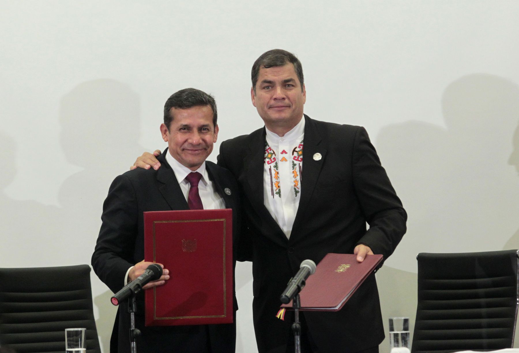 CUENCA,ECUADOR.NOVIEMBRE 23. Presidentes de la Republica  Ollanta Humala y su homólogo de Ecuador  Rafael Correa suscriben declaración de Cuenca al finalizar VI Reunión del Gabinete Binacional.Foto : Prensa Presidencia