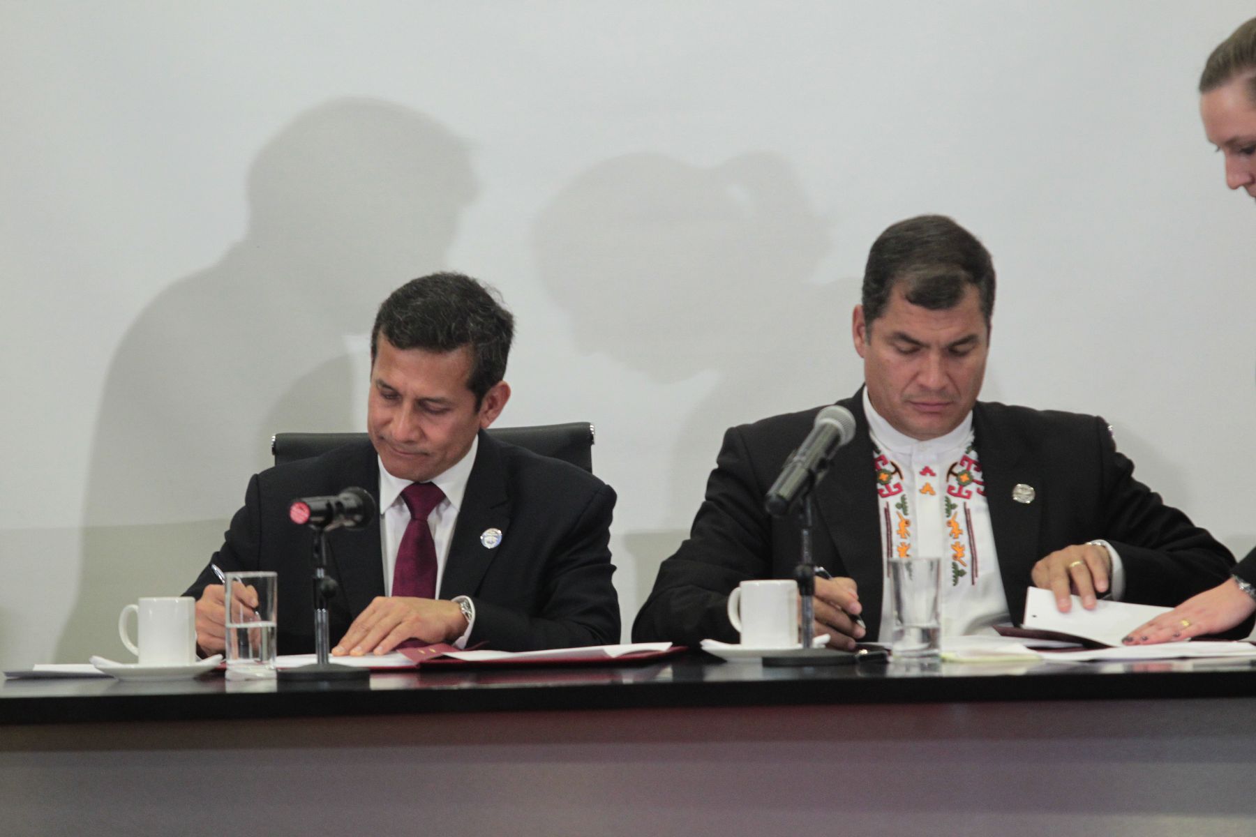 CUENCA,ECUADOR.NOVIEMBRE 23. Presidentes de la Republica  Ollanta Humala y su homólogo de Ecuador  Rafael Correa suscriben declaración de Cuenca al finalizar VI Reunión del Gabinete Binacional.Foto : Prensa Presidencia