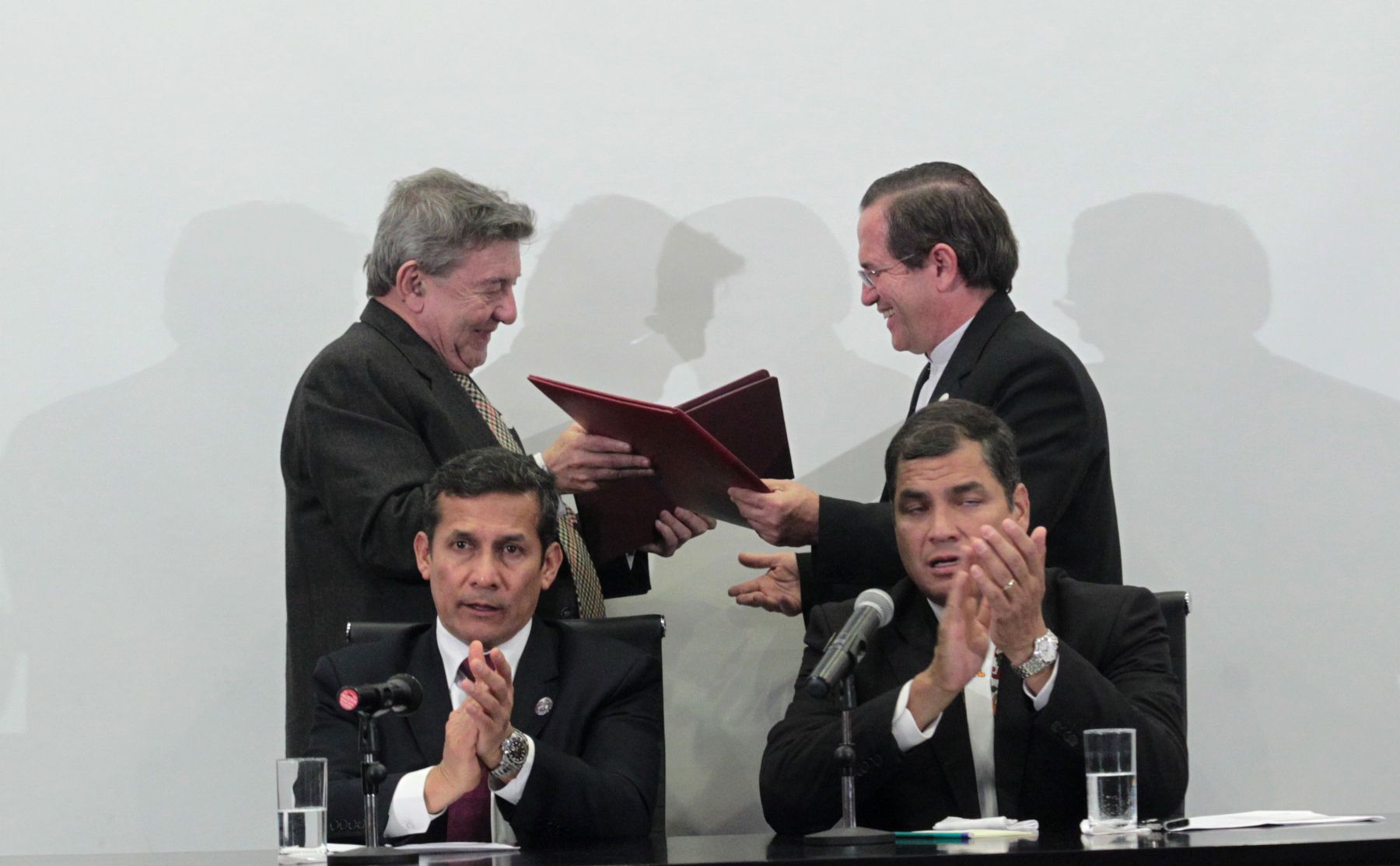 CUENCA,ECUADOR.NOVIEMBRE 23.Suscripción de convenios de coperación bilateral entre  Ministros de Estado  de Perú y Ecuador ,  al finalizar VI Reunión del Gabinete Binacional.Foto : Prensa Presidencia