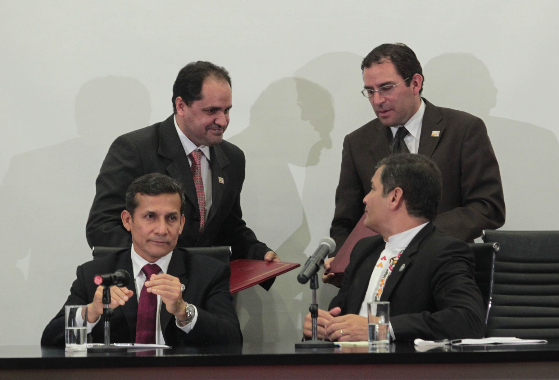 CUENCA,ECUADOR.NOVIEMBRE 23.Suscripción de convenios de coperación bilateral entre  Ministros de Estado  de Perú y Ecuador ,  al finalizar VI Reunión del Gabinete Binacional.Foto : Prensa Presidencia
