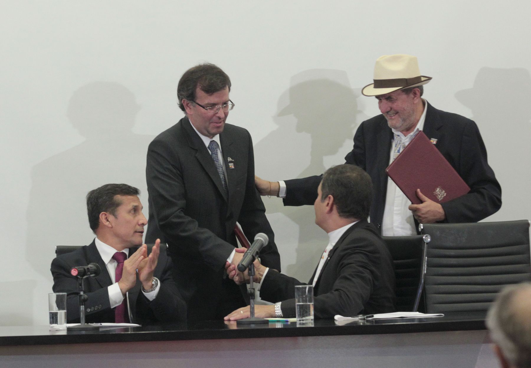 CUENCA,ECUADOR.NOVIEMBRE 23.Suscripción de convenios de coperación bilateral entre  Ministros de Estado  de Perú y Ecuador ,  al finalizar VI Reunión del Gabinete Binacional.Foto : Prensa Presidencia