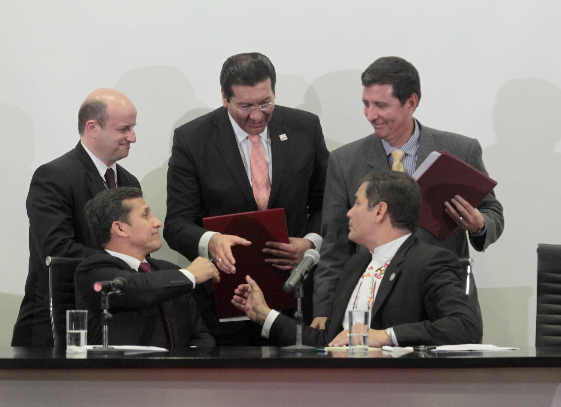 CUENCA,ECUADOR.NOVIEMBRE 23.Suscripción de convenios de coperación bilateral entre  Ministros de Estado  de Perú y Ecuador ,  al finalizar VI Reunión del Gabinete Binacional.Foto : Prensa Presidencia