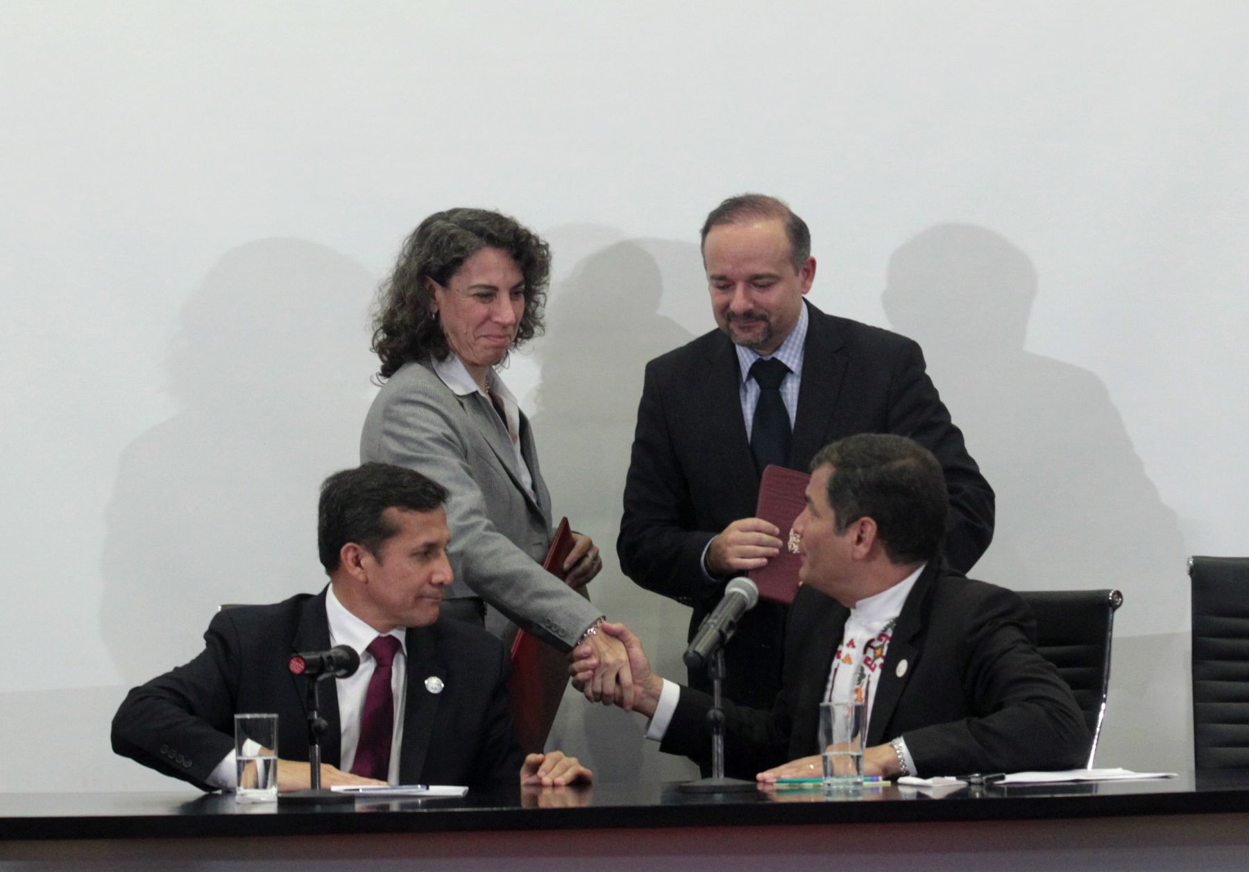 CUENCA,ECUADOR.NOVIEMBRE 23.Suscripción de convenios de coperación bilateral entre  Ministros de Estado  de Perú y Ecuador ,  al finalizar VI Reunión del Gabinete Binacional.Foto : Prensa Presidencia