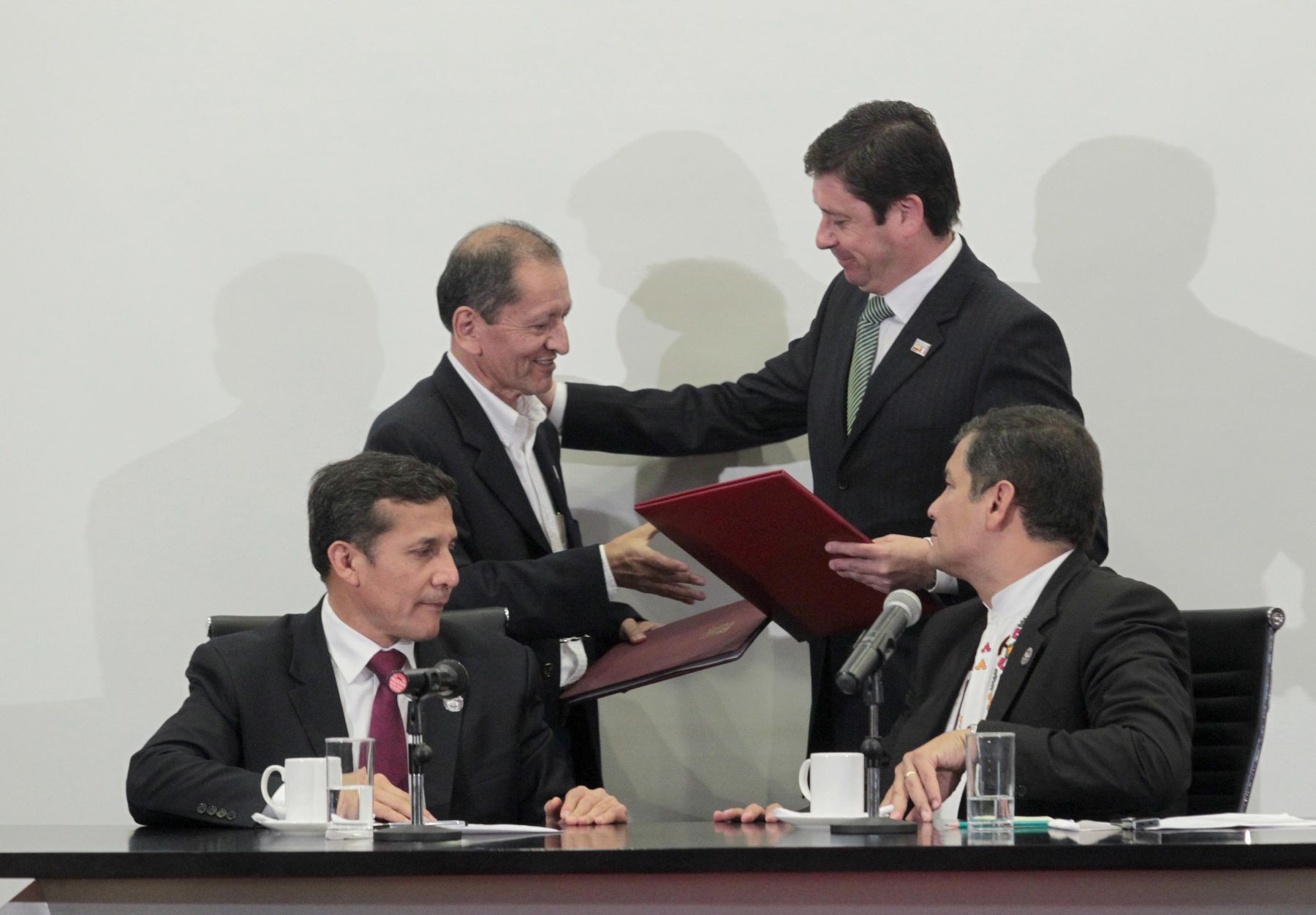 CUENCA,ECUADOR.NOVIEMBRE 23.Suscripción de convenios de coperación bilateral entre  Ministros de Estado  de Perú y Ecuador ,  al finalizar VI Reunión del Gabinete Binacional.Foto : Prensa Presidencia
