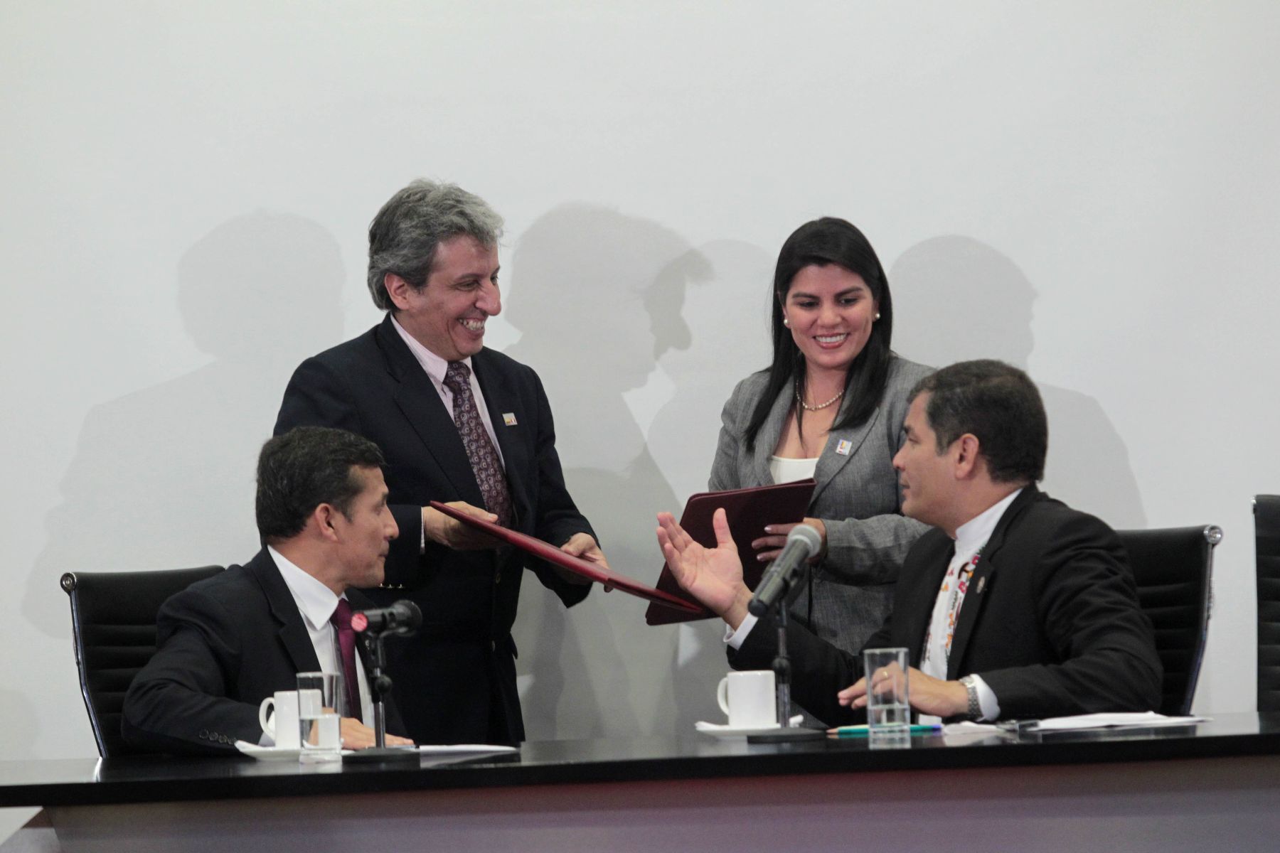 CUENCA,ECUADOR.NOVIEMBRE 23.Suscripción de convenios de coperación bilateral entre  Ministros de Estado  de Perú y Ecuador ,  al finalizar VI Reunión del Gabinete Binacional.Foto : Prensa Presidencia