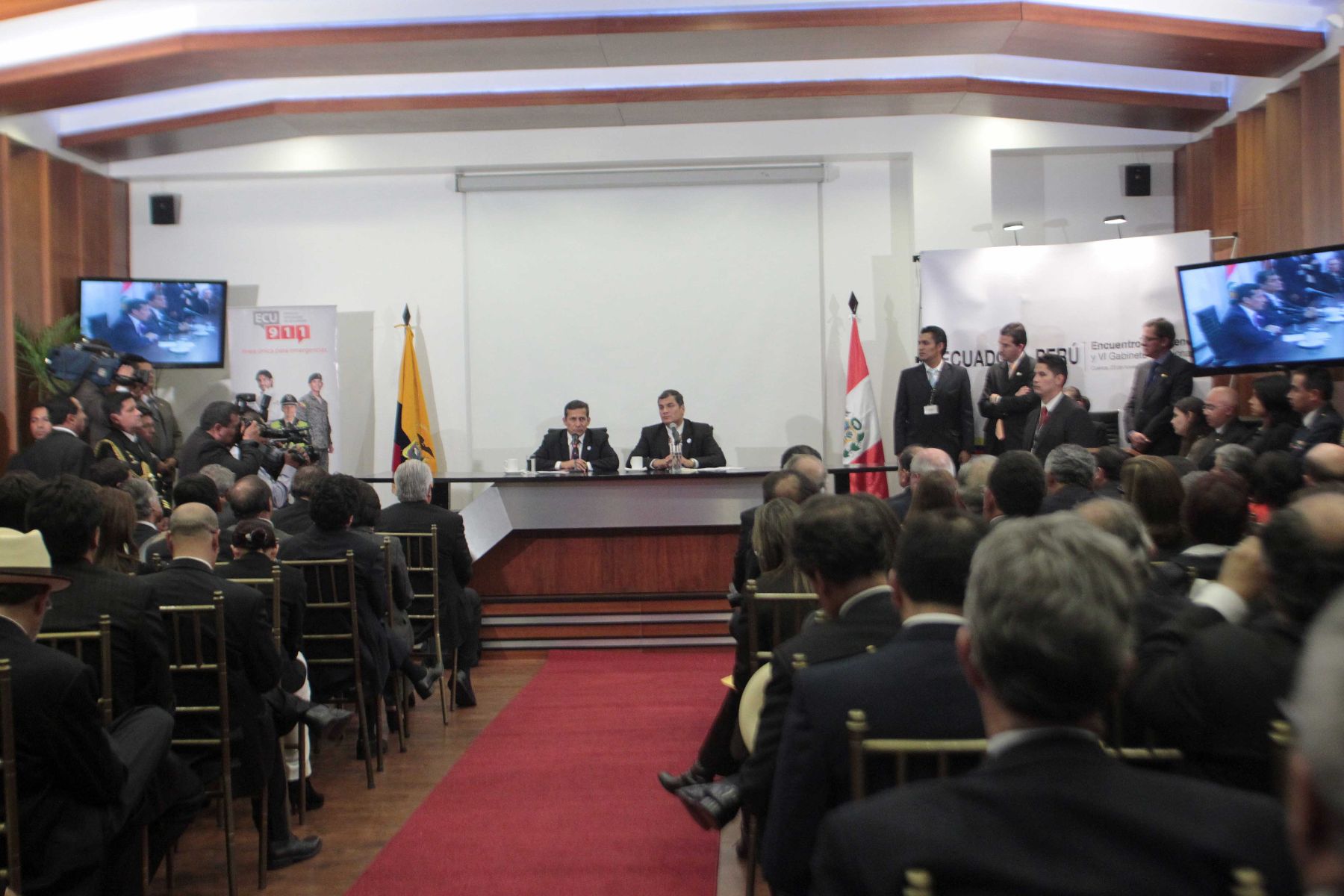 CUENCA,ECUADOR.NOVIEMBRE 23.Suscripción de convenios de coperación bilateral entre  Ministros de Estado  de Perú y Ecuador ,  al finalizar VI Reunión del Gabinete Binacional.Foto : Prensa Presidencia
