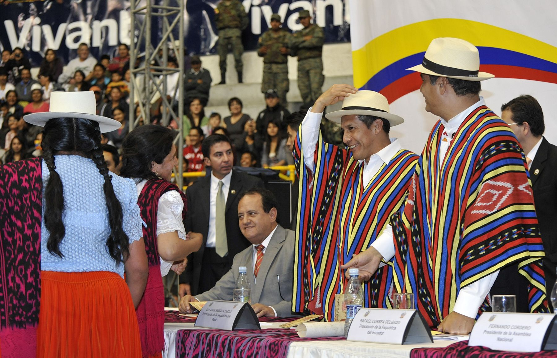 CUENCA, ECUADOR-NOVIEMBRE 23. Presidente de la República, Ollanta Humala Tasso, y su homólogo ecuatoriano Rafael Correa sostienen encuentro con la población de la ciudad de Cuenca en el Coliseo Mayor “Jefferson Pérez”. Foto: ANDINA/Prensa Presidencia