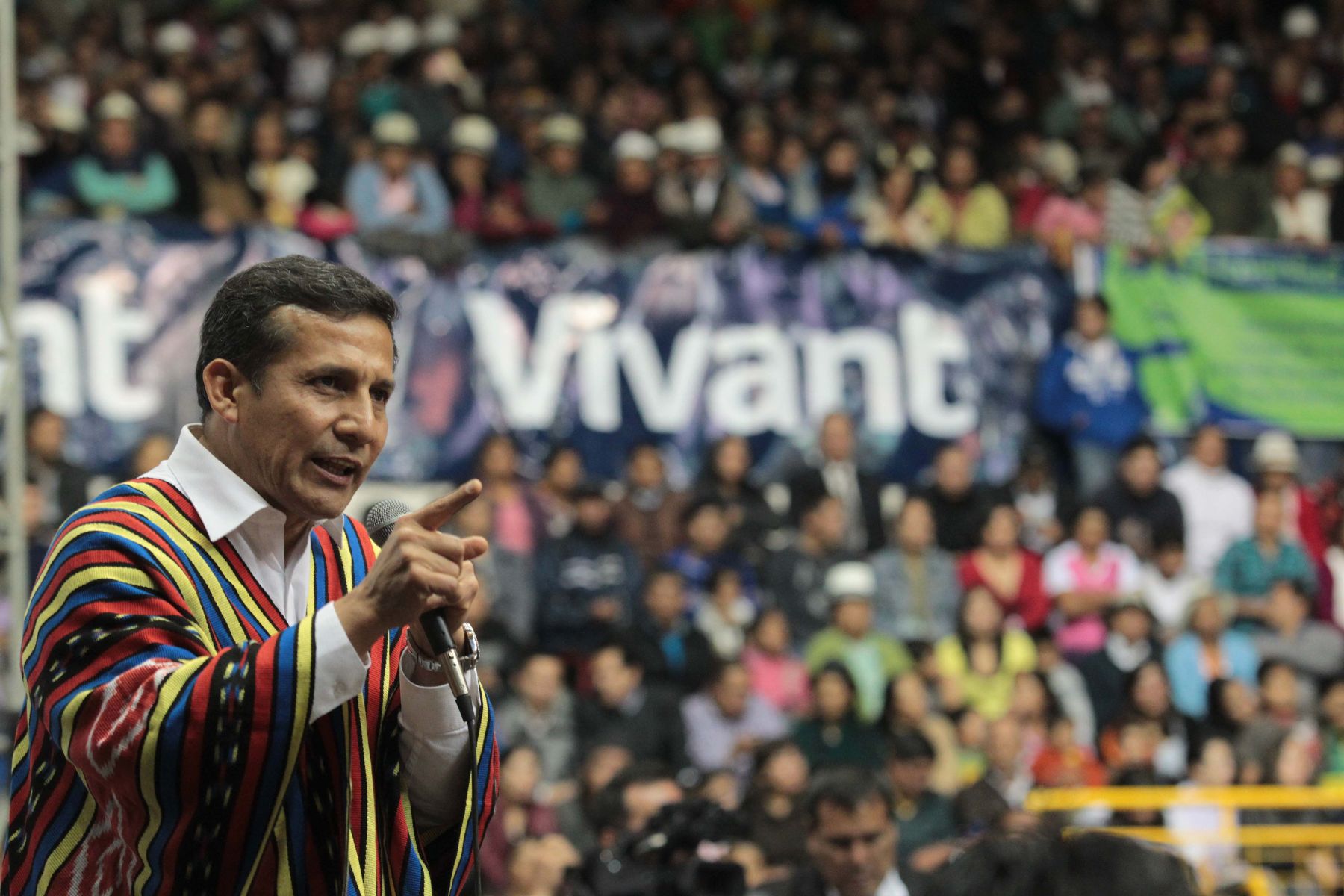 CUENCA, ECUADOR-NOVIEMBRE 23. Presidente de la República, Ollanta Humala Tasso, y su homólogo ecuatoriano Rafael Correa sostienen encuentro con la población de la ciudad de Cuenca en el Coliseo Mayor “Jefferson Pérez”. Foto: ANDINA/Prensa Presidencia