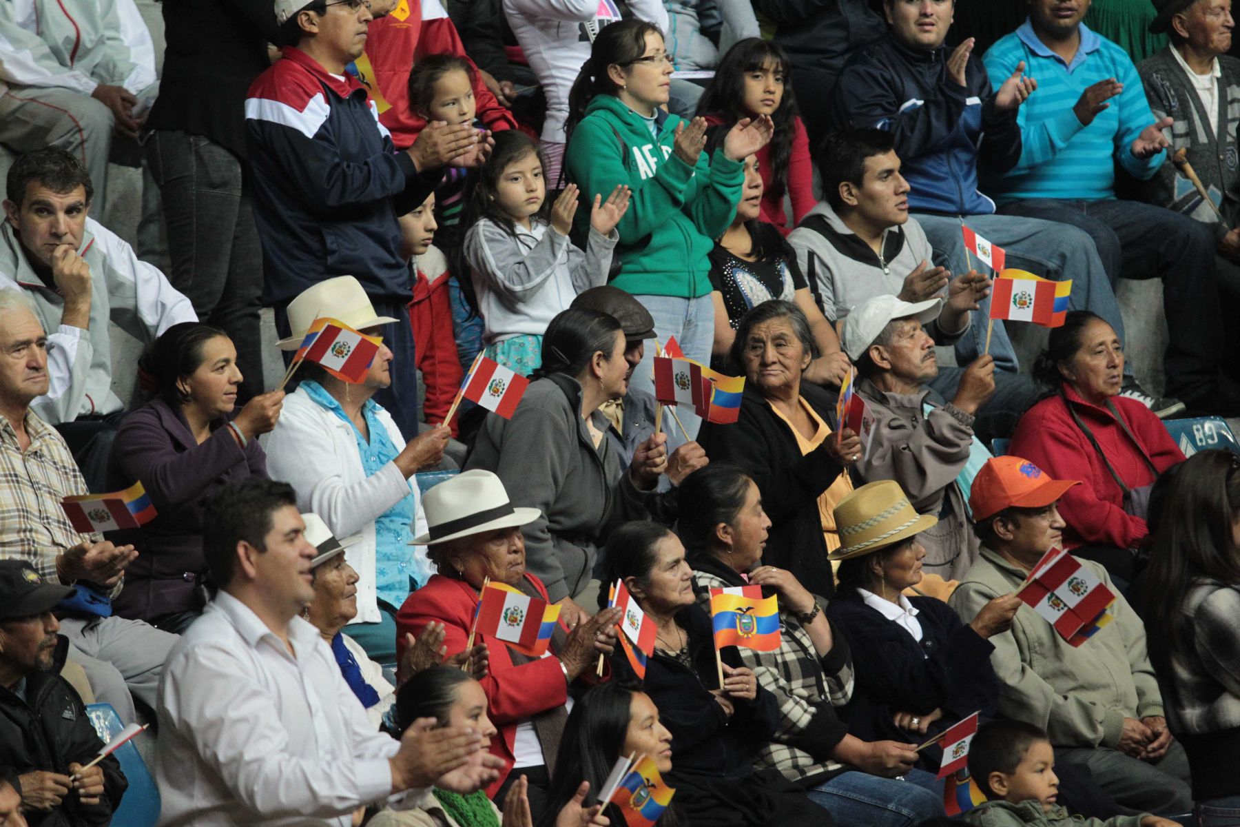 CUENCA, ECUADOR-NOVIEMBRE 23. Presidente de la República, Ollanta Humala Tasso, y su homólogo ecuatoriano Rafael Correa sostienen encuentro con la población de la ciudad de Cuenca en el Coliseo Mayor “Jefferson Pérez”. Foto: ANDINA/Prensa Presidencia