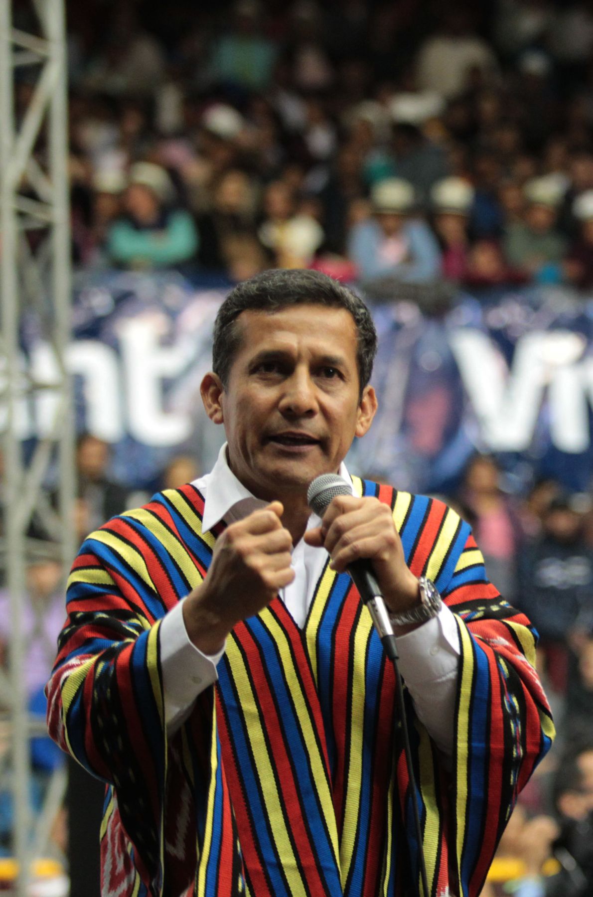 CUENCA, ECUADOR-NOVIEMBRE 23. Presidente de la República, Ollanta Humala Tasso, y su homólogo ecuatoriano Rafael Correa sostienen encuentro con la población de la ciudad de Cuenca en el Coliseo Mayor “Jefferson Pérez”. Foto: ANDINA/Prensa Presidencia