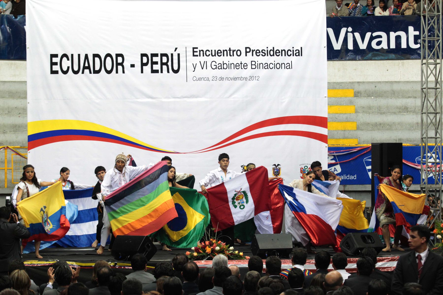 CUENCA, ECUADOR-NOVIEMBRE 23. Presidente de la República, Ollanta Humala Tasso, y su homólogo ecuatoriano Rafael Correa sostienen encuentro con la población de la ciudad de Cuenca en el Coliseo Mayor “Jefferson Pérez”. Foto: ANDINA/Prensa Presidencia