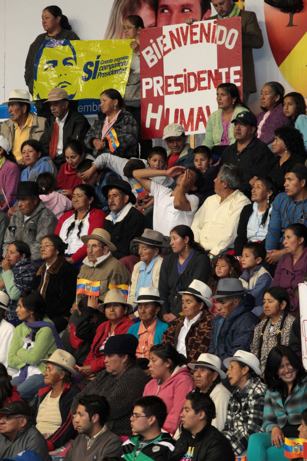 CUENCA, ECUADOR-NOVIEMBRE 23. Presidente de la República, Ollanta Humala Tasso, y su homólogo ecuatoriano Rafael Correa sostienen encuentro con la población de la ciudad de Cuenca en el Coliseo Mayor “Jefferson Pérez”. Foto: ANDINA/Prensa Presidencia