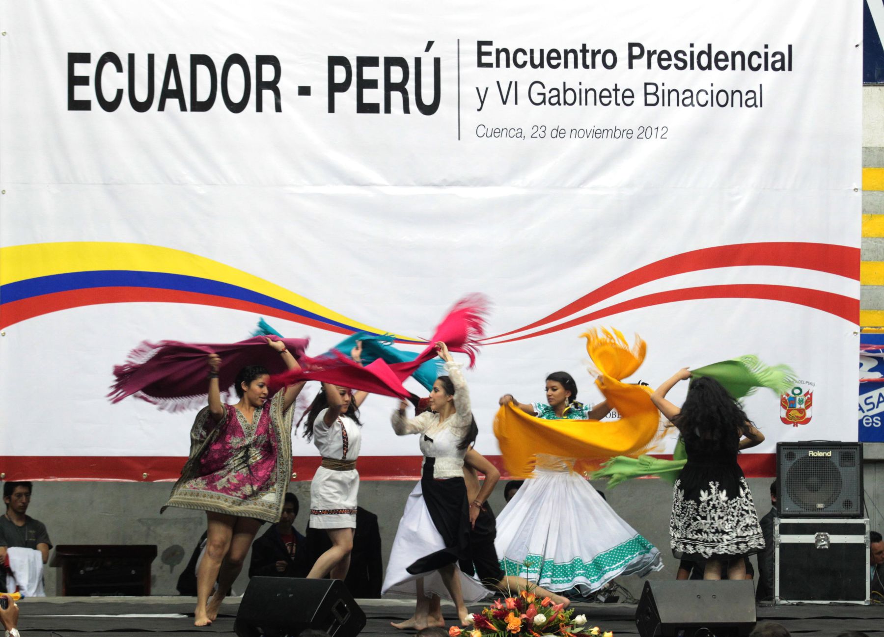 CUENCA, ECUADOR-NOVIEMBRE 23. Presidente de la República, Ollanta Humala Tasso, y su homólogo ecuatoriano Rafael Correa sostienen encuentro con la población de la ciudad de Cuenca en el Coliseo Mayor “Jefferson Pérez”. Foto: ANDINA/Prensa Presidencia