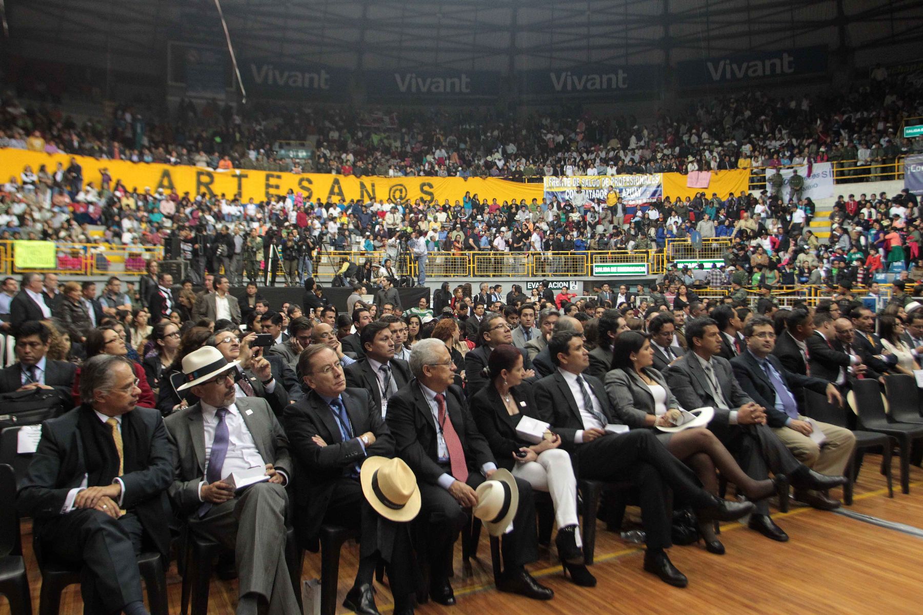 CUENCA, ECUADOR-NOVIEMBRE 23. Presidente de la República, Ollanta Humala Tasso, y su homólogo ecuatoriano Rafael Correa sostienen encuentro con la población de la ciudad de Cuenca en el Coliseo Mayor “Jefferson Pérez”. Foto: ANDINA/Prensa Presidencia
