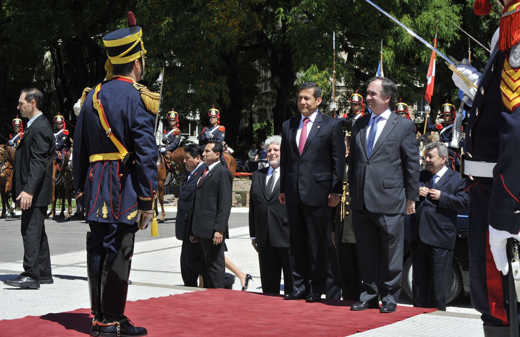 BUENOS AIRES,ARGENTINA-NOVIEMBRE 27. 
Presidente de la República, Ollanta Humala Tasso, visitó la Plaza San Martín en Buenos Aires, Argentina para colocar una ofrenda floral en el monumento del General José de San Martín.
Fotot : ANDINA/Prensa Presidencia