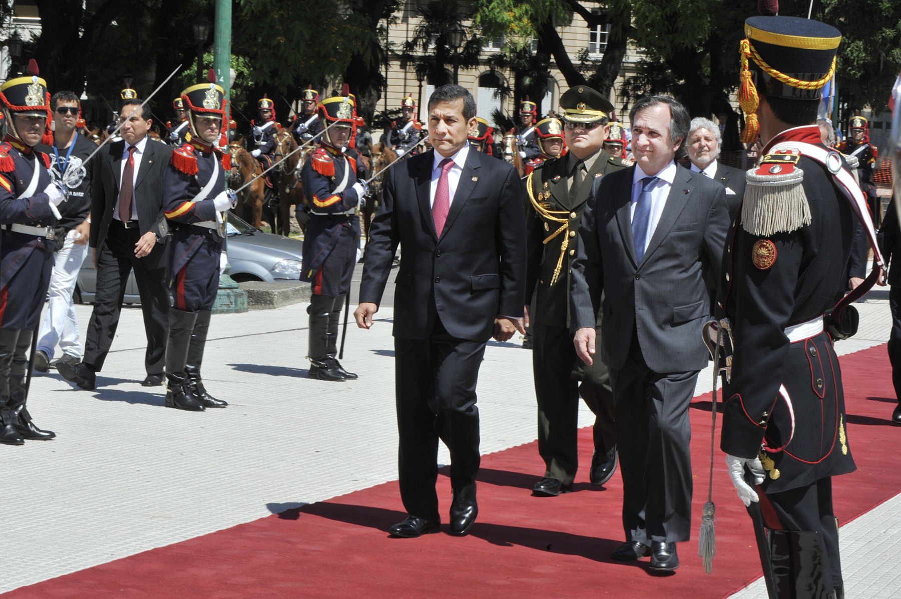 BUENOS AIRES,ARGENTINA-NOVIEMBRE 27. 
Presidente de la República, Ollanta Humala Tasso, visitó la Plaza San Martín en Buenos Aires, Argentina para colocar una ofrenda floral en el monumento del General José de San Martín.
Fotot : ANDINA/Prensa Presidencia