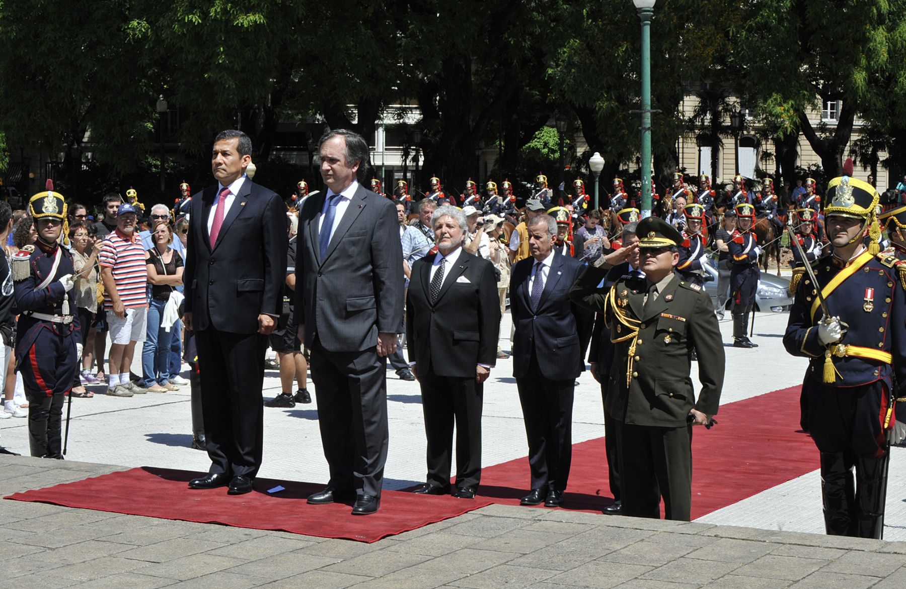 BUENOS AIRES,ARGENTINA-NOVIEMBRE 27. 
Presidente de la República, Ollanta Humala Tasso, visitó la Plaza San Martín en Buenos Aires, Argentina para colocar una ofrenda floral en el monumento del General José de San Martín.
Fotot : ANDINA/Prensa Presidencia