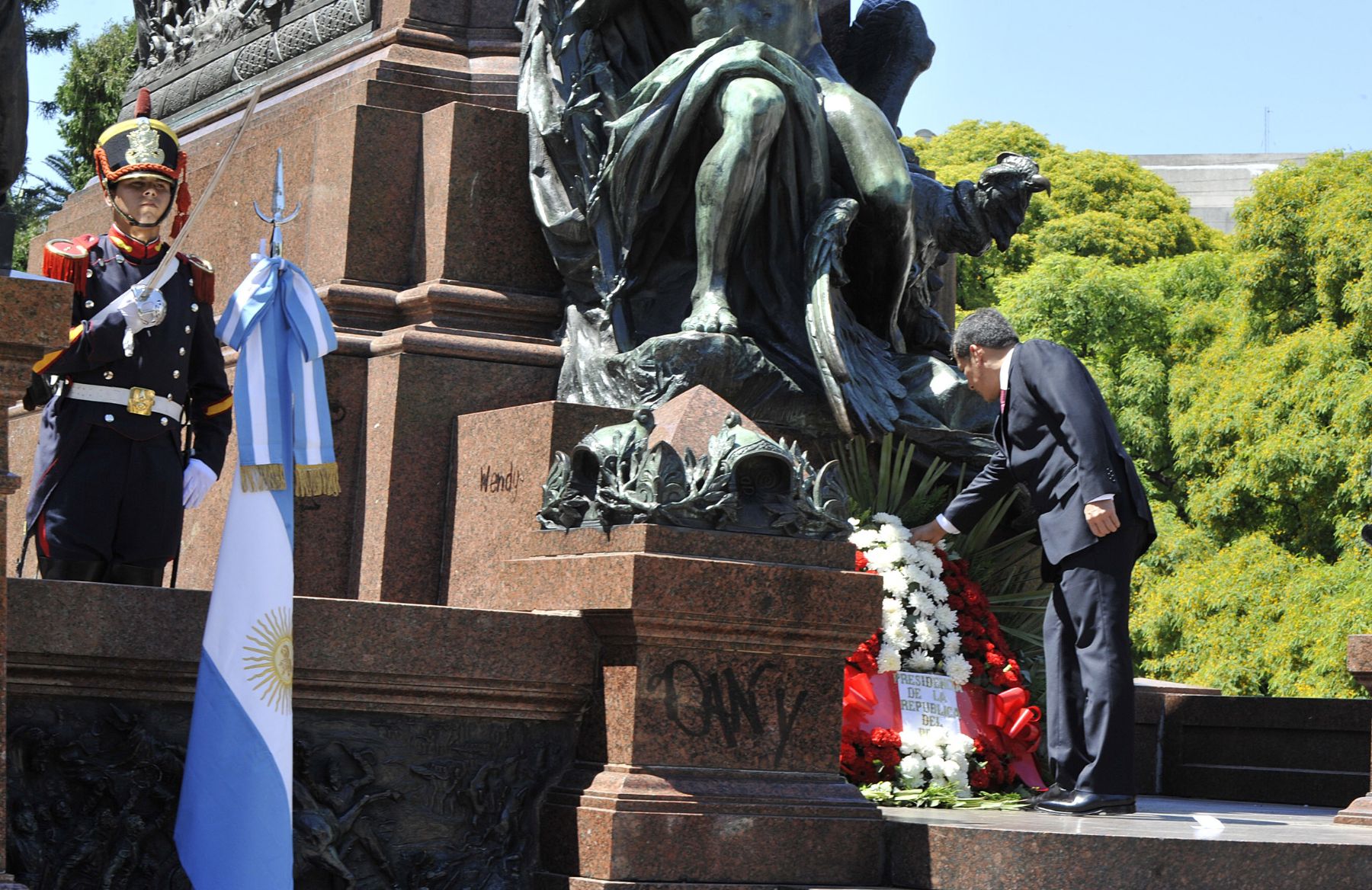 BUENOS AIRES,ARGENTINA-NOVIEMBRE 27. 
Presidente de la República, Ollanta Humala Tasso, visitó la Plaza San Martín en Buenos Aires, Argentina para colocar una ofrenda floral en el monumento del General José de San Martín.
Fotot : ANDINA/Prensa Presidencia
