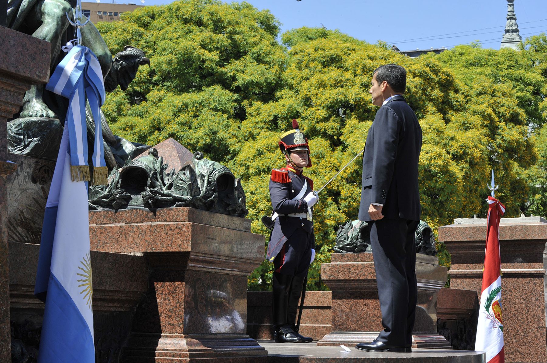 BUENOS AIRES,ARGENTINA-NOVIEMBRE 27. 
Presidente de la República, Ollanta Humala Tasso, visitó la Plaza San Martín en Buenos Aires, Argentina para colocar una ofrenda floral en el monumento del General José de San Martín.
Fotot : ANDINA/Prensa Presidencia