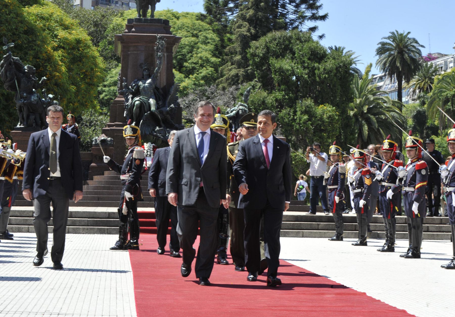 BUENOS AIRES,ARGENTINA-NOVIEMBRE 27. 
Presidente de la República, Ollanta Humala Tasso, visitó la Plaza San Martín en Buenos Aires, Argentina para colocar una ofrenda floral en el monumento del General José de San Martín.
Fotot : ANDINA/Prensa Presidencia