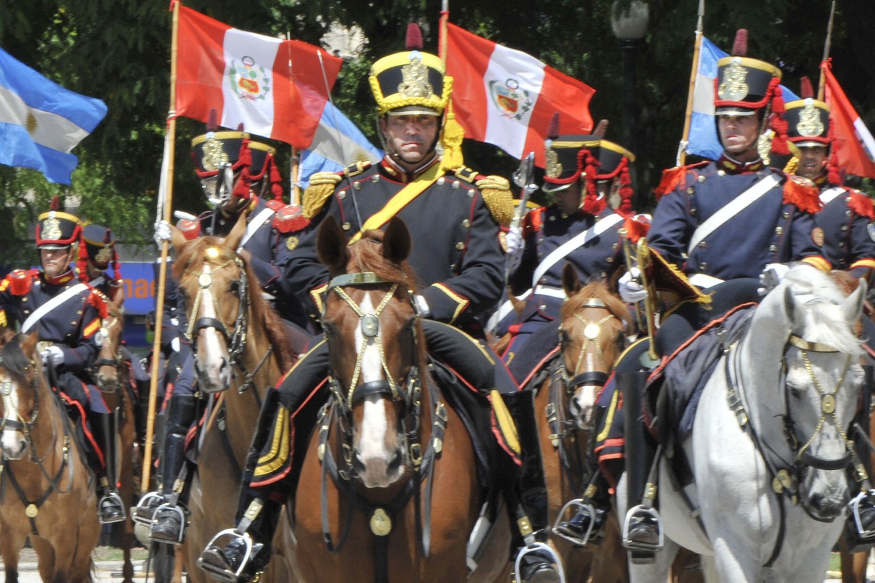 BUENOS AIRES,ARGENTINA-NOVIEMBRE 27. 
Presidente de la República, Ollanta Humala Tasso, visitó la Plaza San Martín en Buenos Aires, Argentina para colocar una ofrenda floral en el monumento del General José de San Martín.
Fotot : ANDINA/Prensa Presidencia