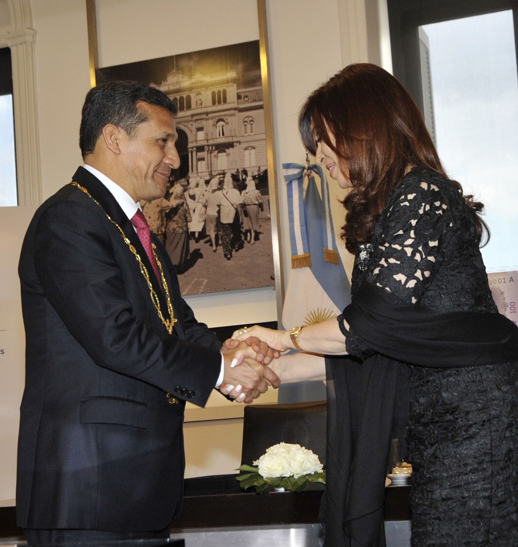 BUENOS AIRES, ARGENTINA-NOVIEMBRE 27. Presidente de la República, Ollanta Humala Tasso fue condecorado por la Presidenta Argentina;con el "Collar de la Orden del Libertador San Martín"
Foto: ANDINA/ Prensa Presidencia
