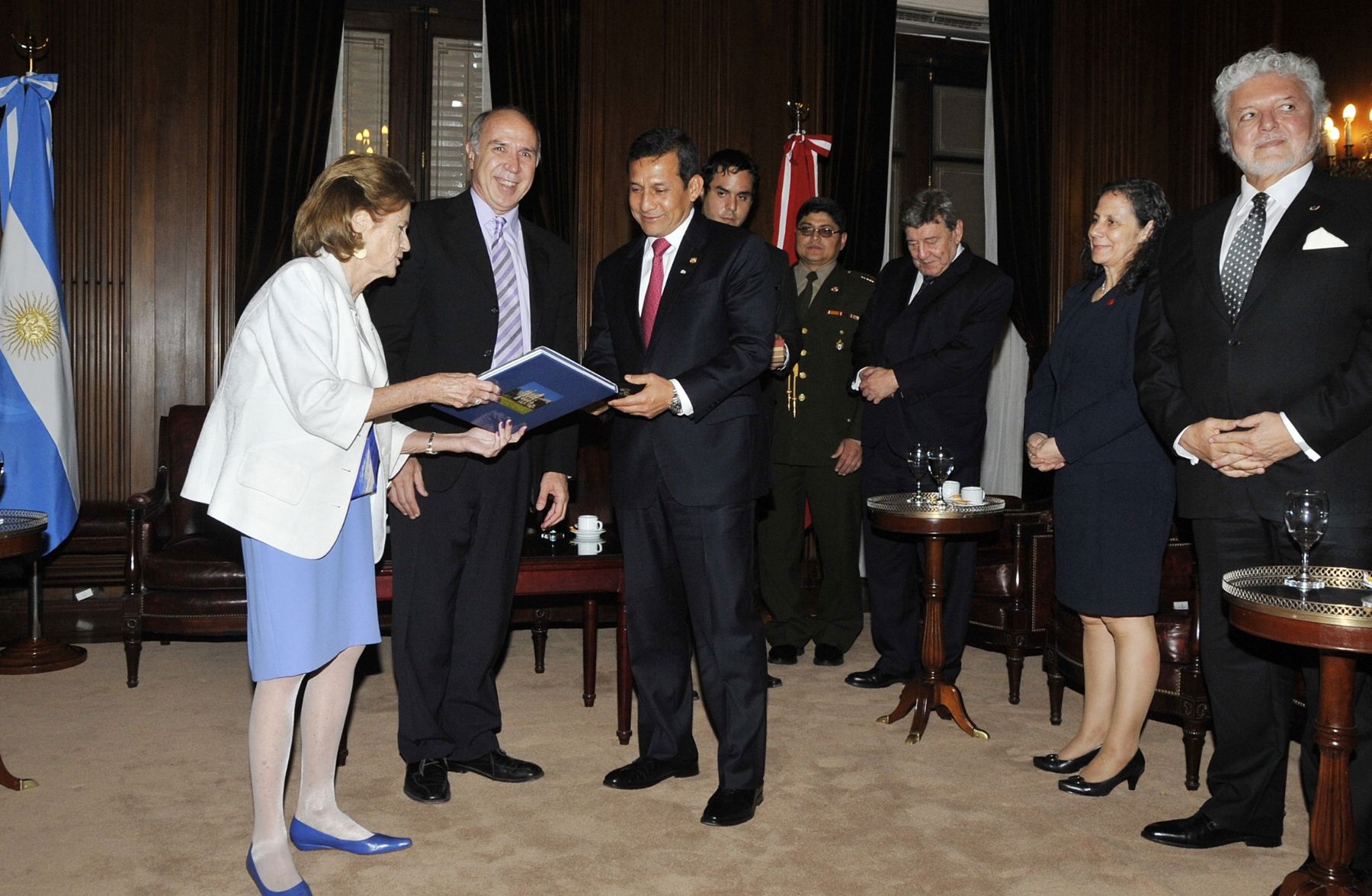 BUENOS AIRES, ARGENTINA-NOVIEMBRE 27. Presidente de la República, Ollanta Humala Tasso , visitó Corte Suprema de Argentina y se reunió con su titular, Dr. Ricardo  Luis Lorenzetti
Foto: ANDINA/ Prensa Presidencia