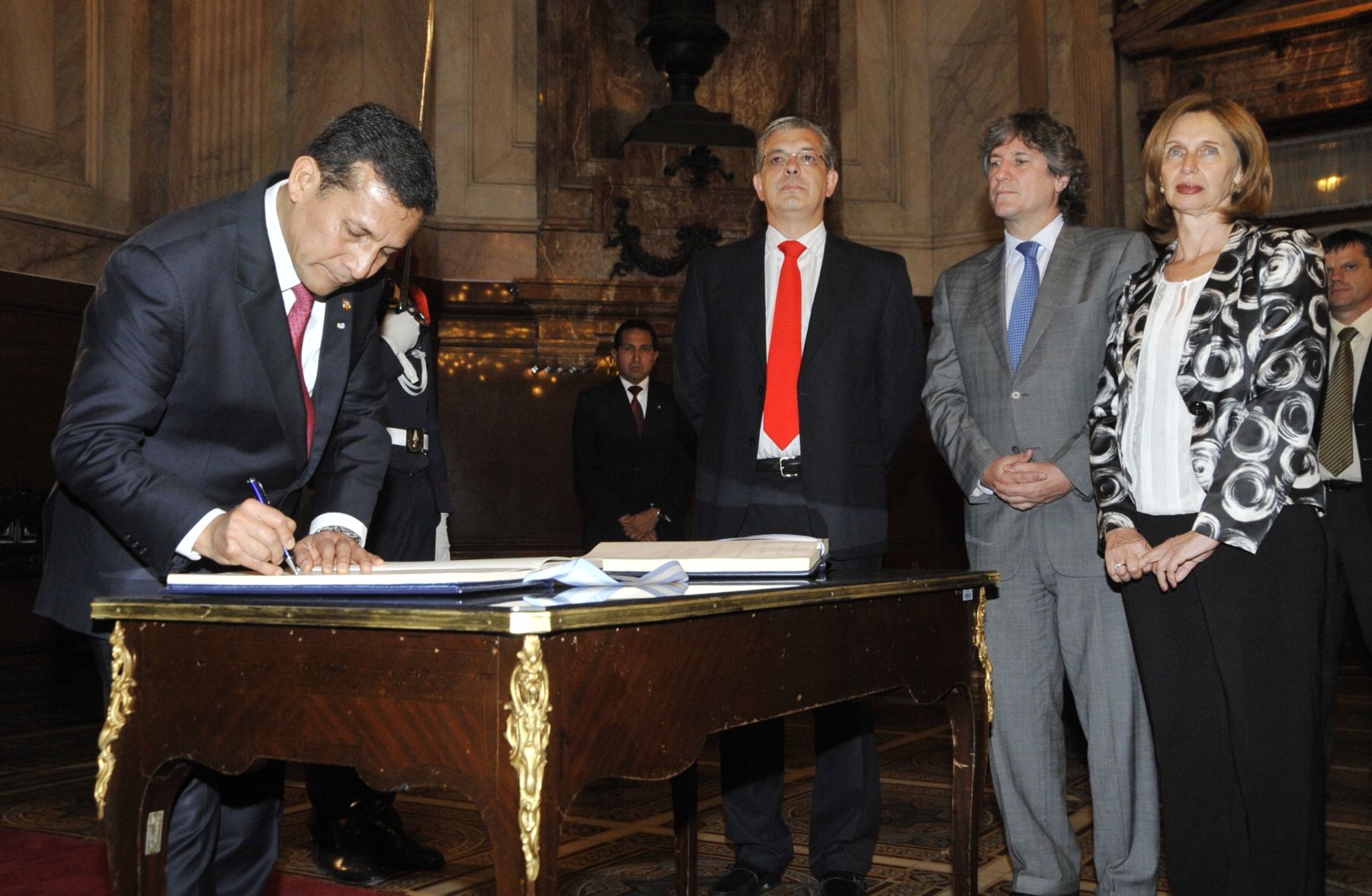 BUENOS AIRES ,ARGENTINA-NOVIEMBRE 27. Presidente Ollanta Humala participó en sesión de homenaje del Congreso de la Nación de Argentina.
Foto: ANDINA/ Prensa Presidencia