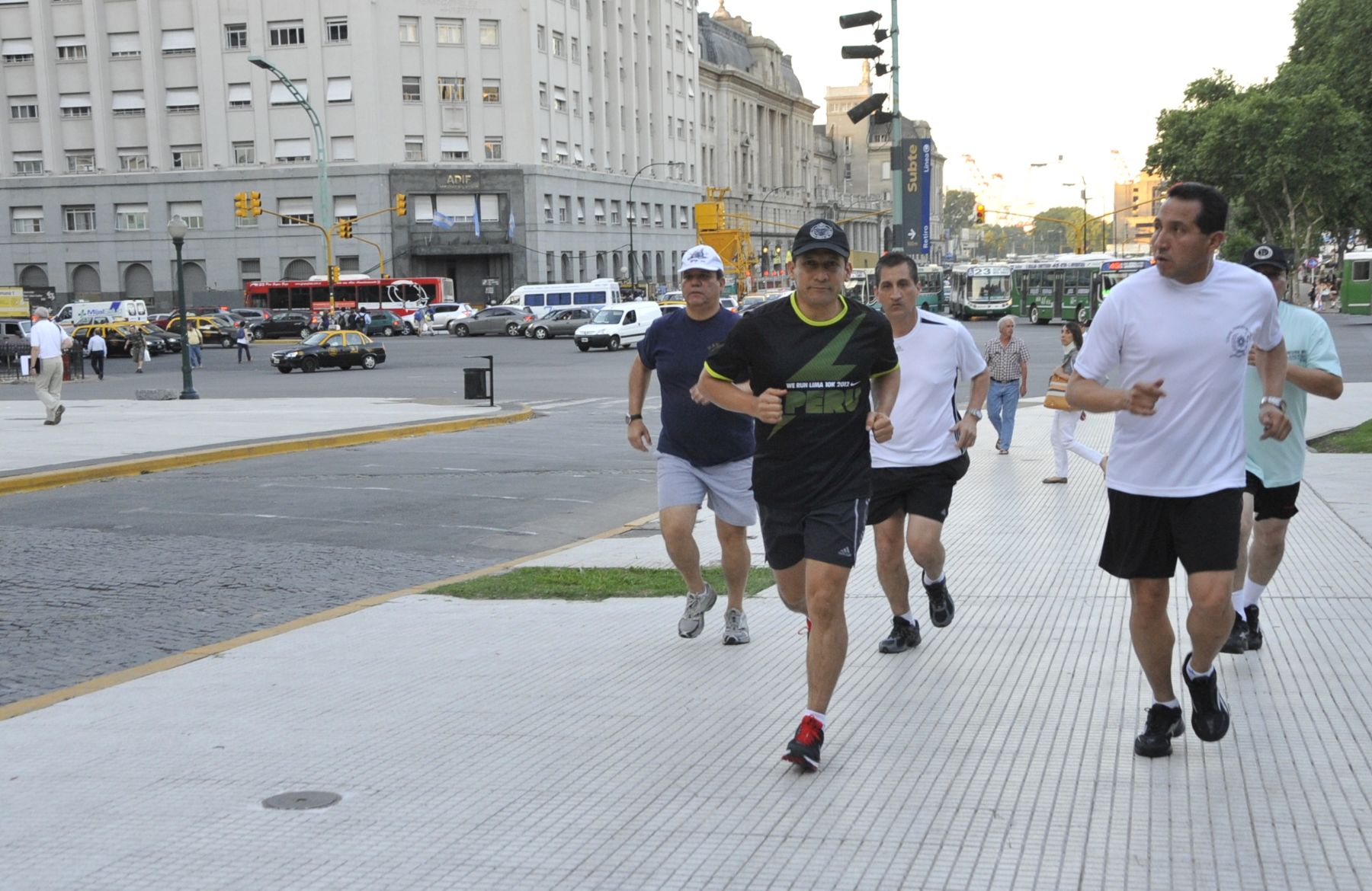 BUENOS AIRES ,ARGENTINA-NOVIEMBRE 27. Mandatario Ollanta Humala  culminó actividades en Buenos Aires trotando por la Plaza San Martín en la capital de Argentina
Foto: ANDINA/ Prensa Presidencia