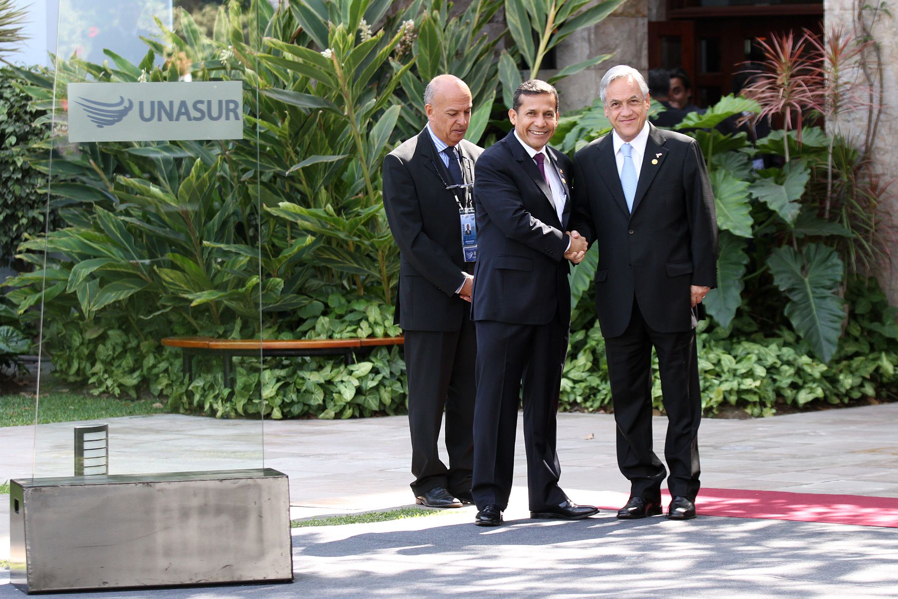 LIMA, PERU - NOVIEMBRE 30. El Presidente de la República Ollanta Humala da la bienvenida a su homólogo de Chile Sebastian Piñera a la VI Reunión Ordinaria del Consejo de Jefes de Estado y de Gobierno de UNASUR. Foto: ANDINA/Marco del Río
