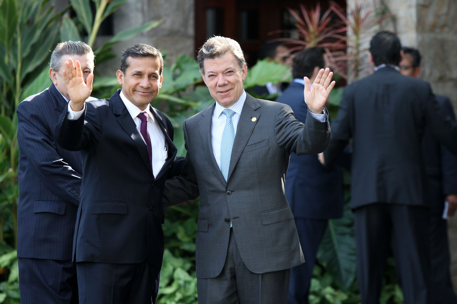 LIMA, PERU - NOVIEMBRE 30. El Presidente de la República Ollanta Humala da la bienvenida a su homólogo de Colombia Juan Manuel Santos a la VI Reunión Ordinaria del Consejo de Jefes de Estado y de Gobierno de UNASUR. Foto: ANDINA/Marco del RíoFoto: ANDINA/Marco del Río