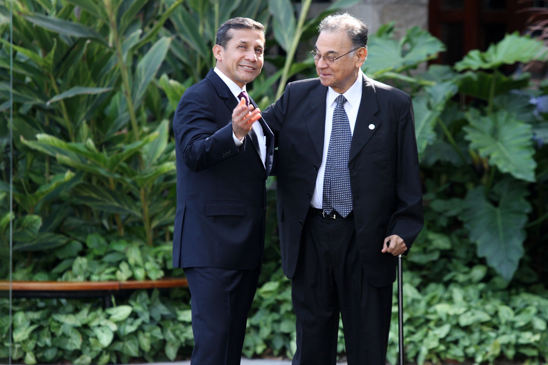 LIMA, PERU - NOVIEMBRE 30. El Presidente de la República Ollanta Humala da la bienvenida al Secretario General de UNASUR Ali Rodriguez  a la VI Reunión Ordinaria del Consejo de Jefes de Estado y de Gobierno de UNASUR. Foto: ANDINA/Marco del RíoFoto: ANDINA/Marco del Río