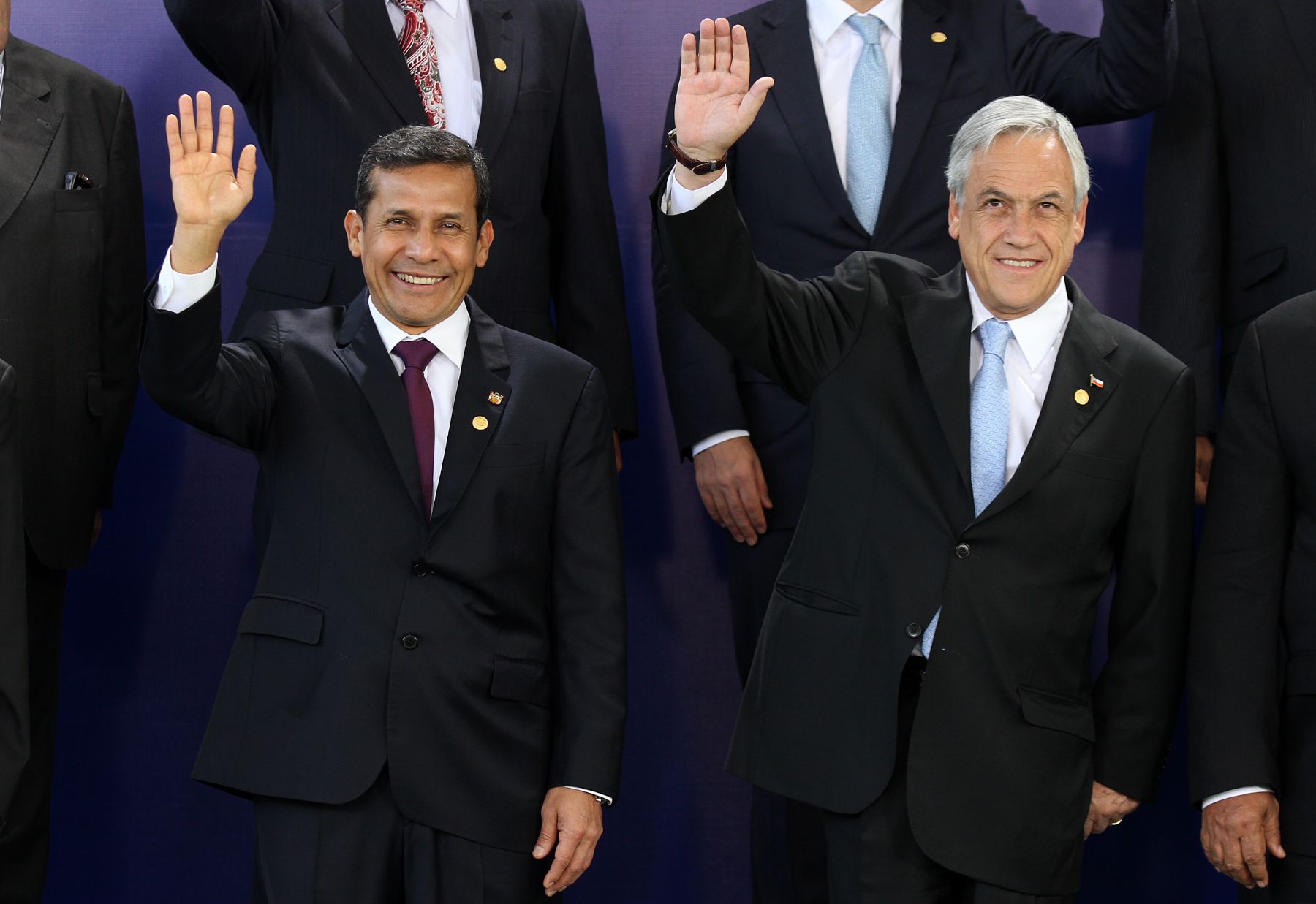 LIMA, PERU - NOVIEMBRE 30. El Presidente de la República Ollanta Humala y el Presidente de Chile Sebastian Piñera durante la fotografía oficial de la VI Reunión Ordinaria del Consejo de Jefes de Estado y de Gobierno de UNASUR. Foto: ANDINA/Marco del RíoFoto: ANDINA/Marco del Río