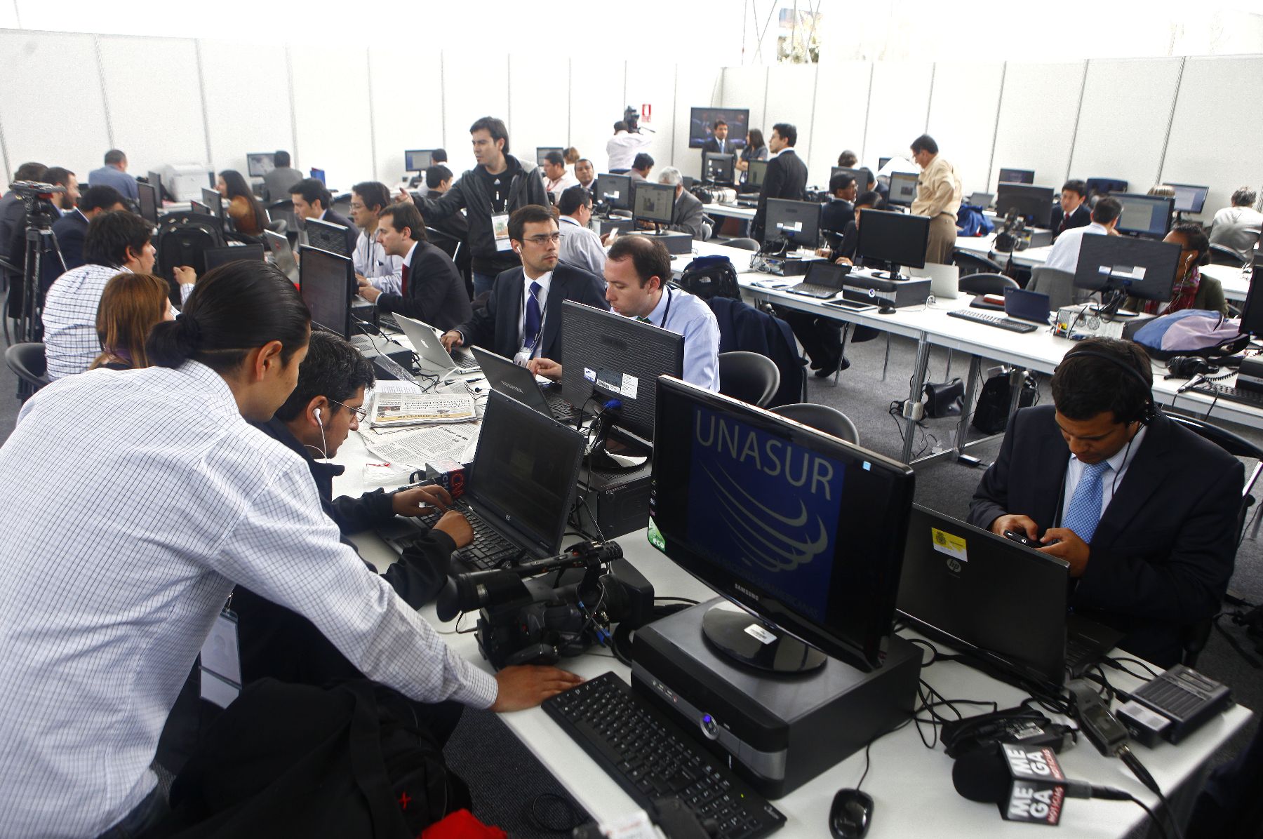 LIMA,PERÚ-NOVIEMBRE 30. Periodistas  nacionales y extranjeros despachan desde el Centro Internacional de Prensa  de la VI Cumbre UNASUR.Foto: ANDINA/archivo