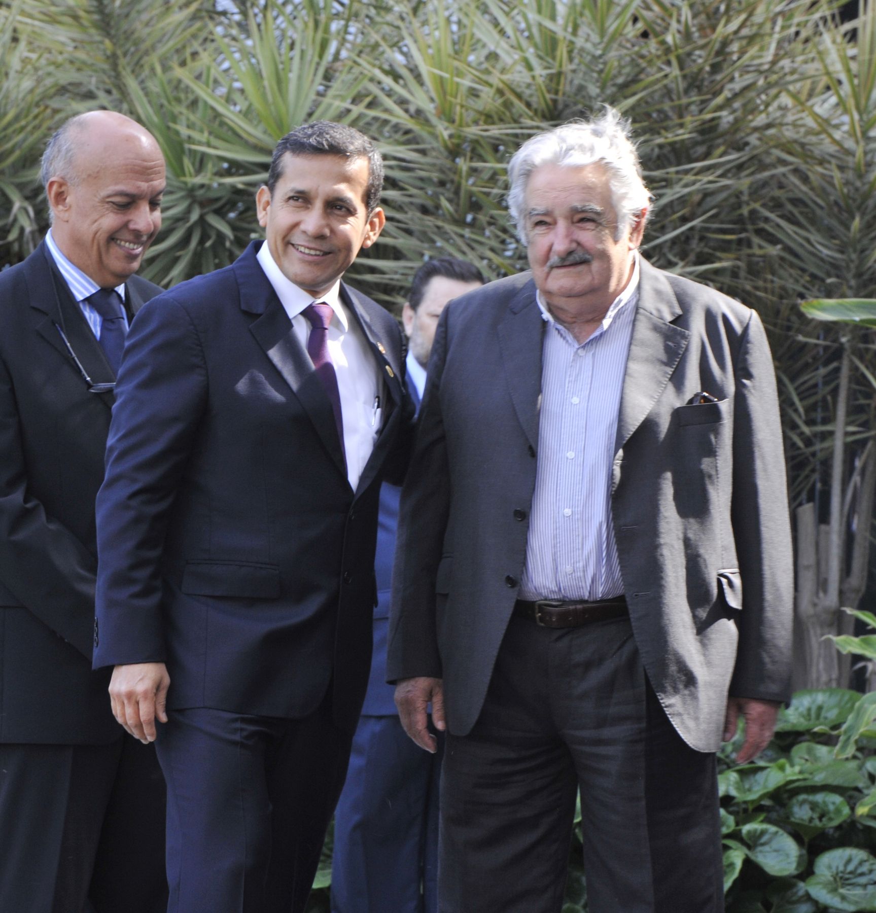 LIMA, PERU - NOVIEMBRE 30.  Presidente de la República Ollanta Humala da la bienvenida a su homólogo de la Republica  Oriental del Uruguay José  Mujica a la VI Reunión Ordinaria del Consejo de Jefes de Estado y de Gobierno de UNASUR. Foto: ANDINA/Prensa Presidencia