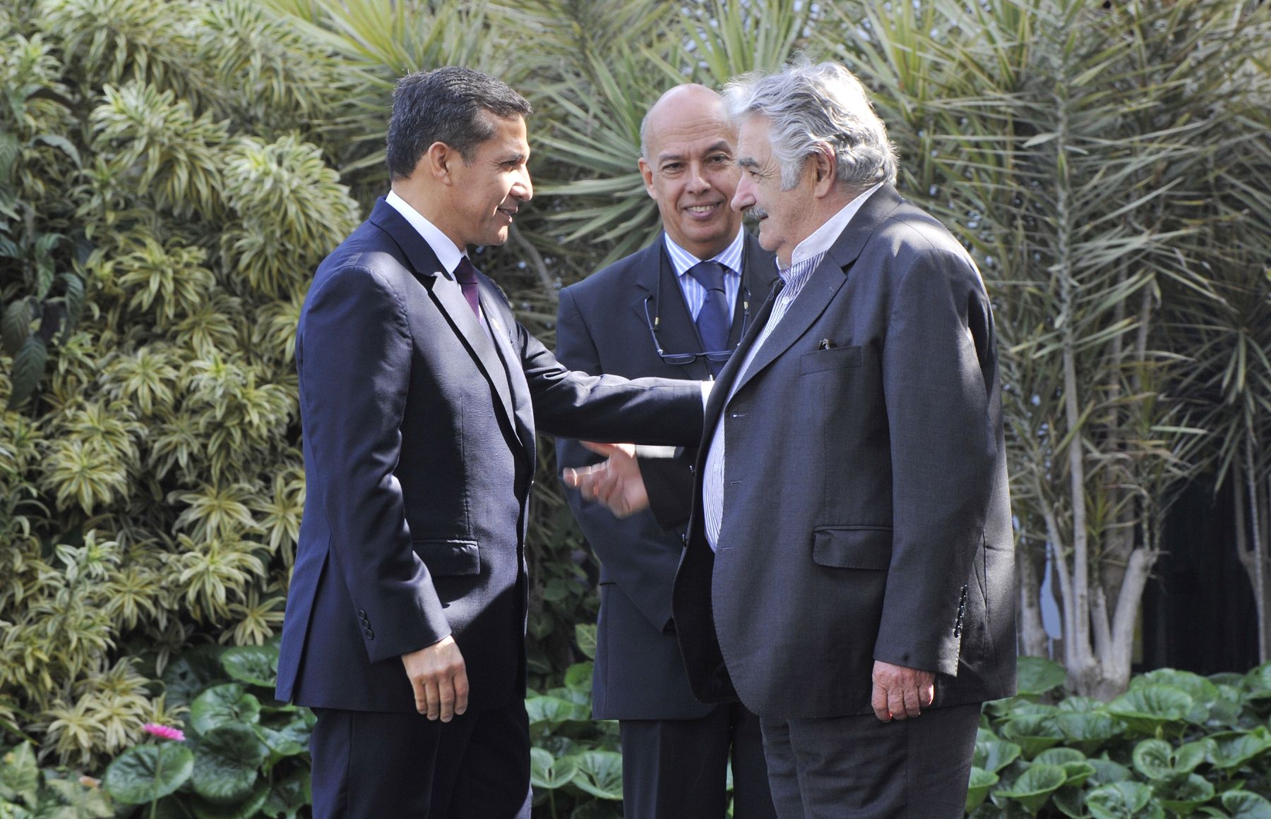 LIMA, PERU - NOVIEMBRE 30.  Presidente de la República Ollanta Humala da la bienvenida a su homólogo de la Republica  Oriental del Uruguay José  Mujica a la VI Reunión Ordinaria del Consejo de Jefes de Estado y de Gobierno de UNASUR. Foto: ANDINA/Prensa Presidencia