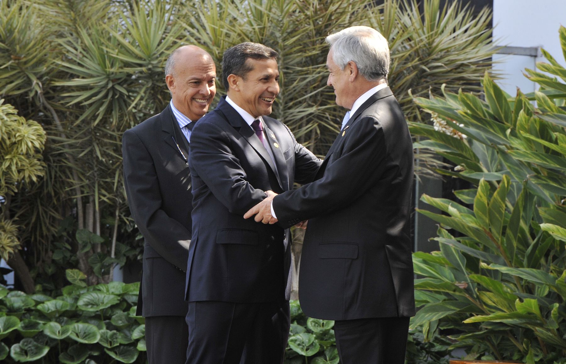 LIMA, PERU - NOVIEMBRE 30.  Presidente de la República Ollanta Humala da la bienvenida a su homólogo de la Republica de Chile Sebastián Piñera  a la VI Reunión Ordinaria del Consejo de Jefes de Estado y de Gobierno de UNASUR. Foto: ANDINA/Prensa Presidencia