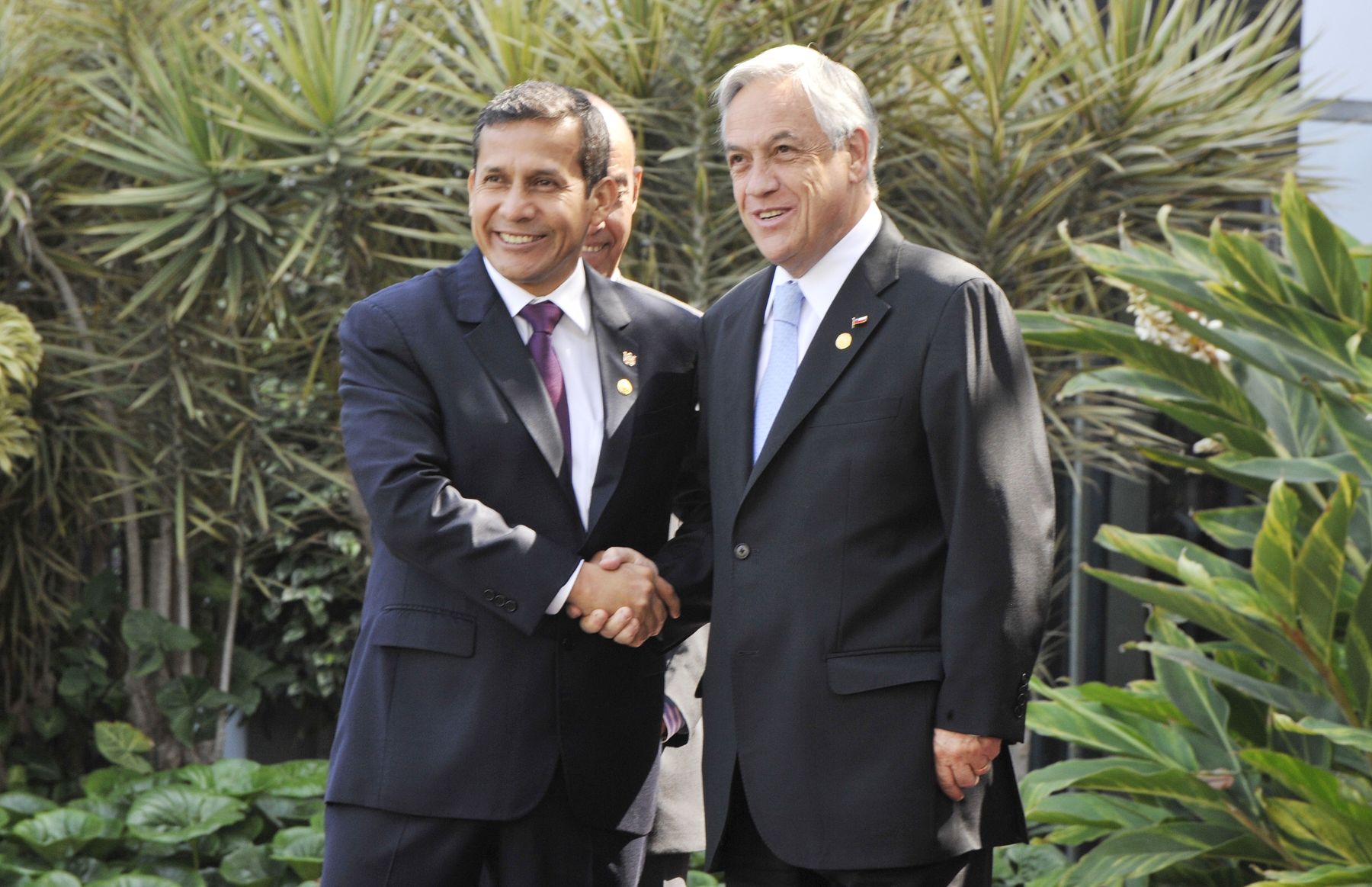 LIMA, PERU - NOVIEMBRE 30.  Presidente de la República Ollanta Humala da la bienvenida a su homólogo de la Republica de Chile Sebastián Piñera  a la VI Reunión Ordinaria del Consejo de Jefes de Estado y de Gobierno de UNASUR. Foto: ANDINA/Prensa Presidencia