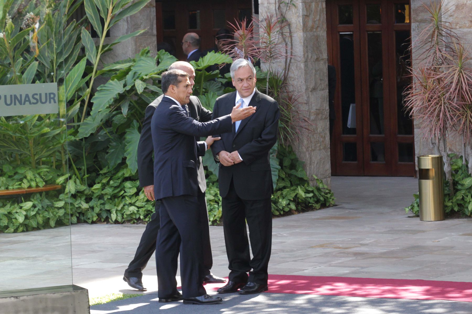 LIMA, PERU - NOVIEMBRE 30.  Presidente de la República Ollanta Humala da la bienvenida a su homólogo de la Republica de Chile Sebastián Piñera  a la VI Reunión Ordinaria del Consejo de Jefes de Estado y de Gobierno de UNASUR. Foto: ANDINA/Prensa Presidencia